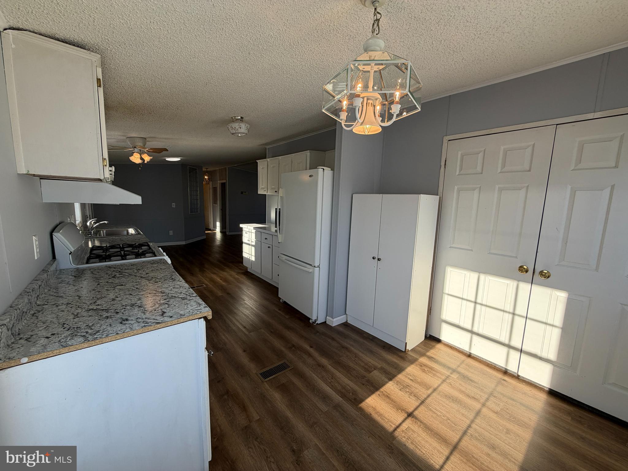 REGENCY LAKES - Residential