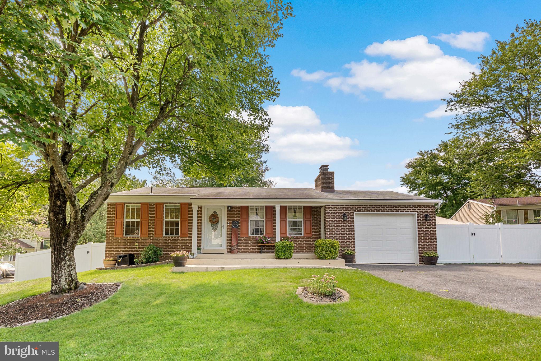 8805 ROSANNE COURT