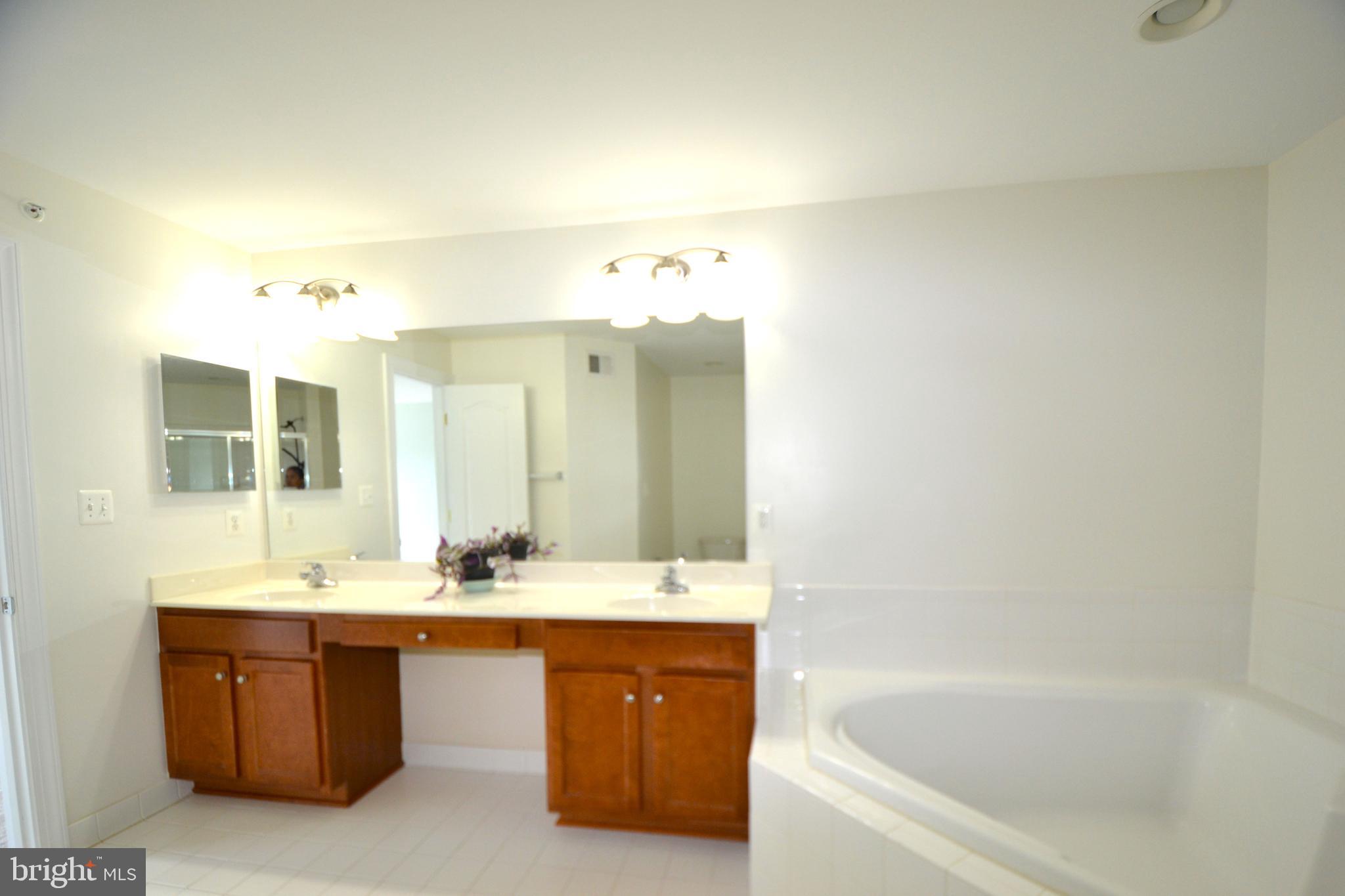 HAMPTON SQUARE CONDOMINIUMS - Residential