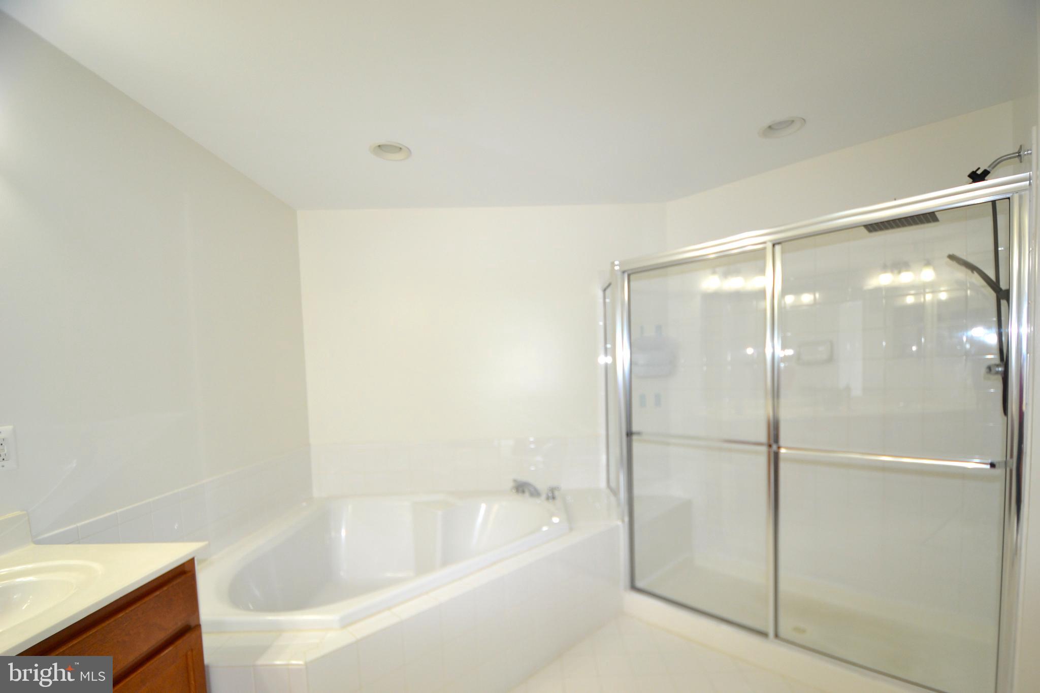 HAMPTON SQUARE CONDOMINIUMS - Residential