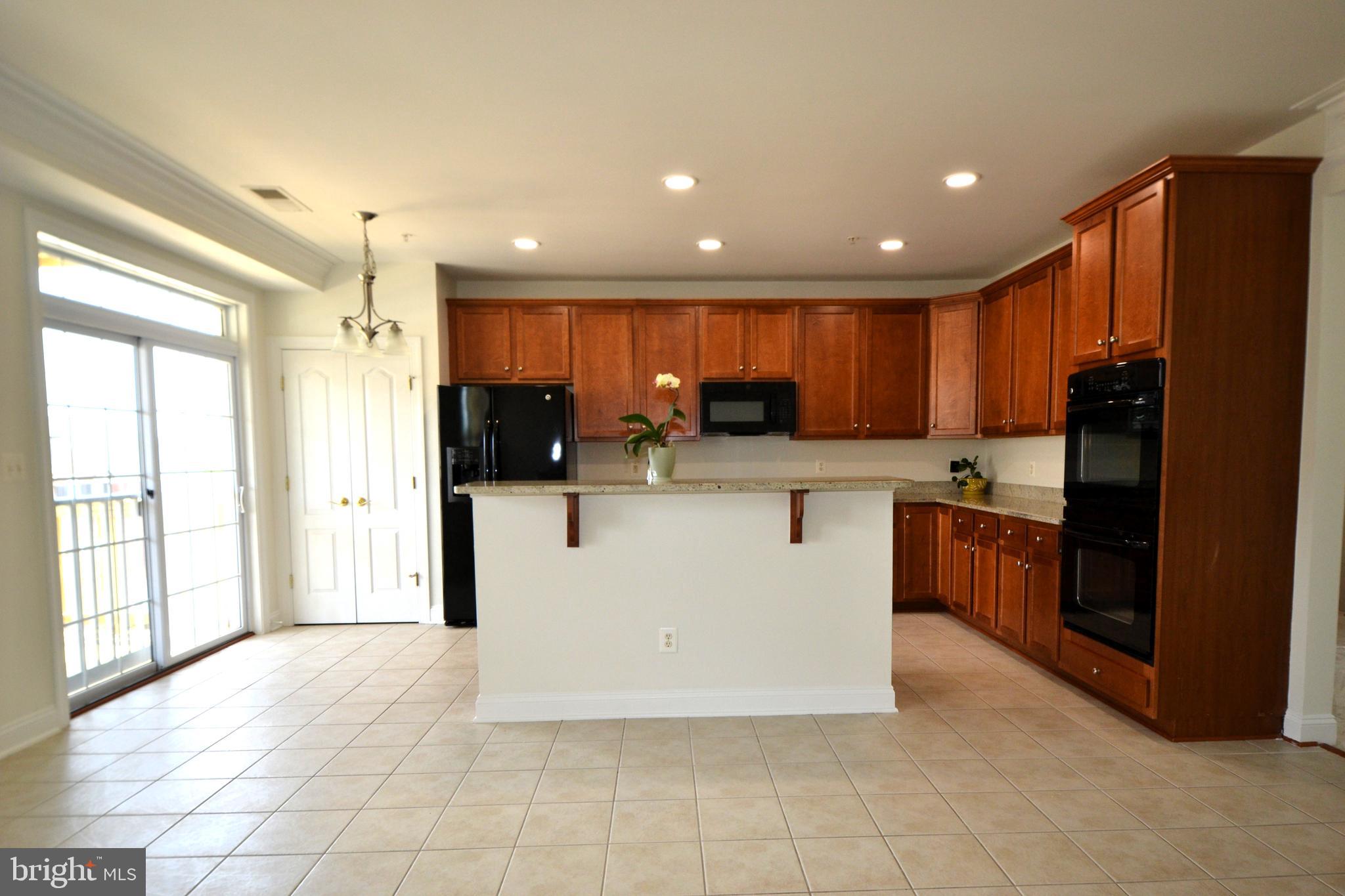 HAMPTON SQUARE CONDOMINIUMS - Residential