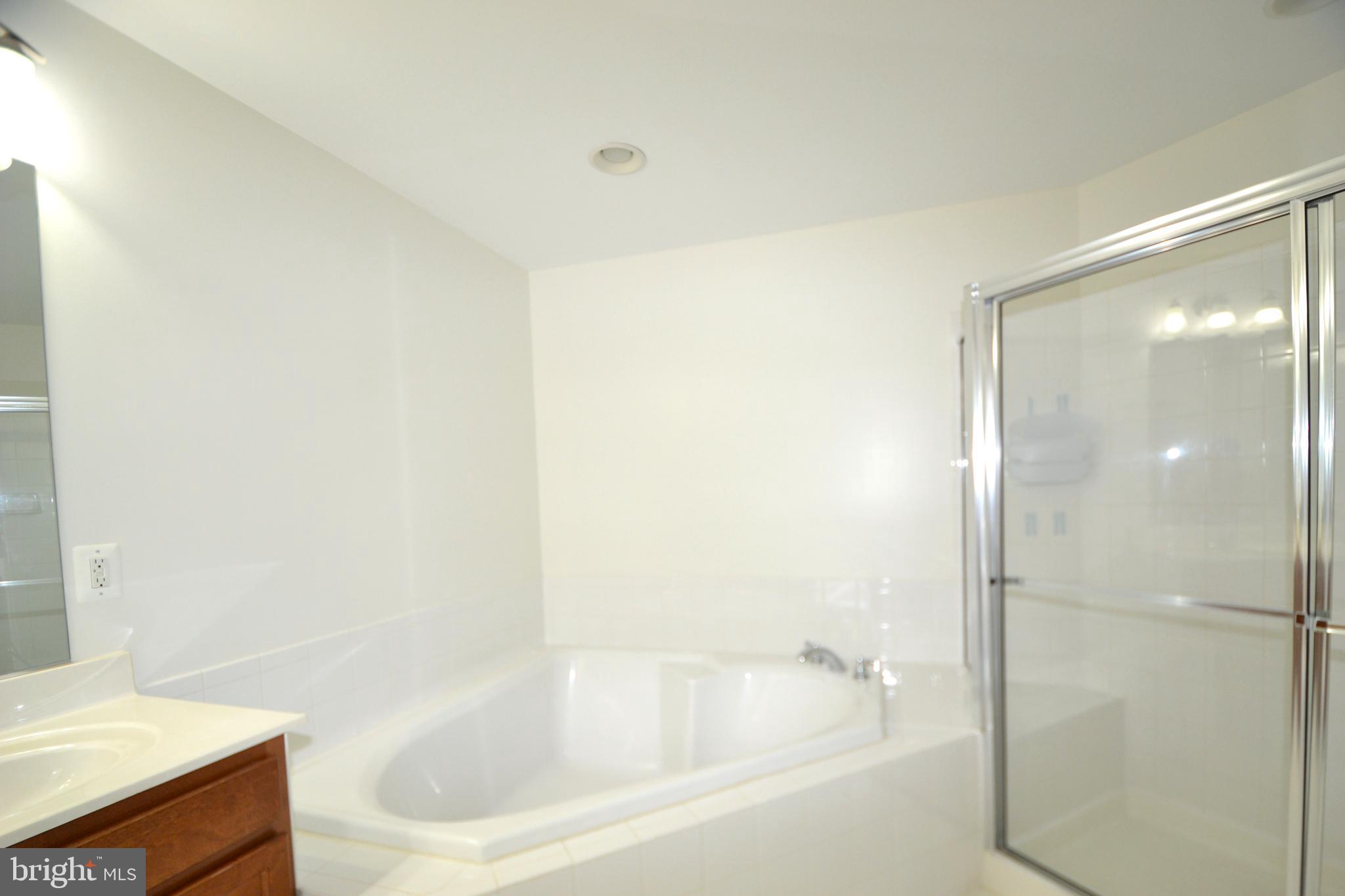 HAMPTON SQUARE CONDOMINIUMS - Residential