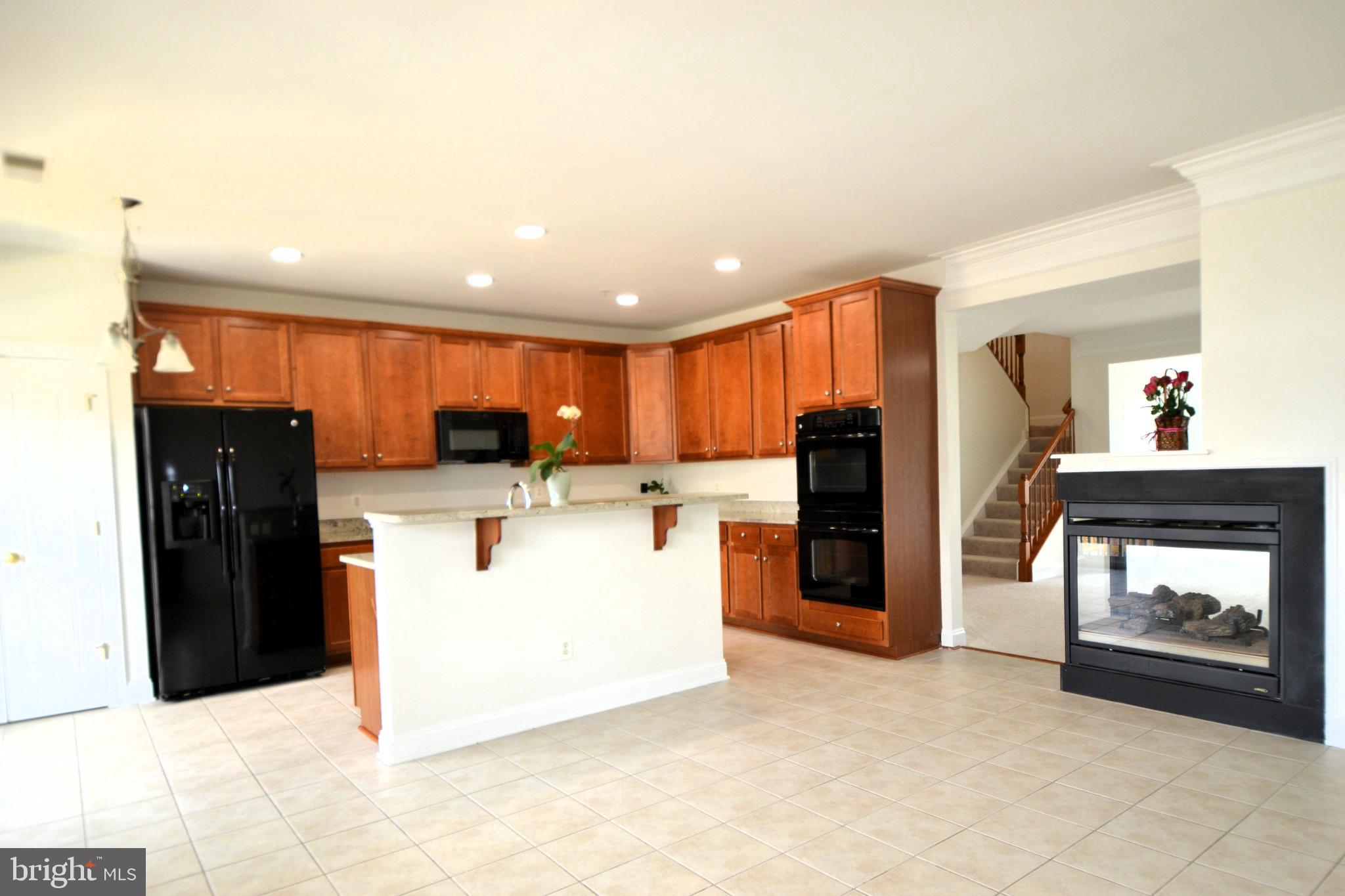 HAMPTON SQUARE CONDOMINIUMS - Residential