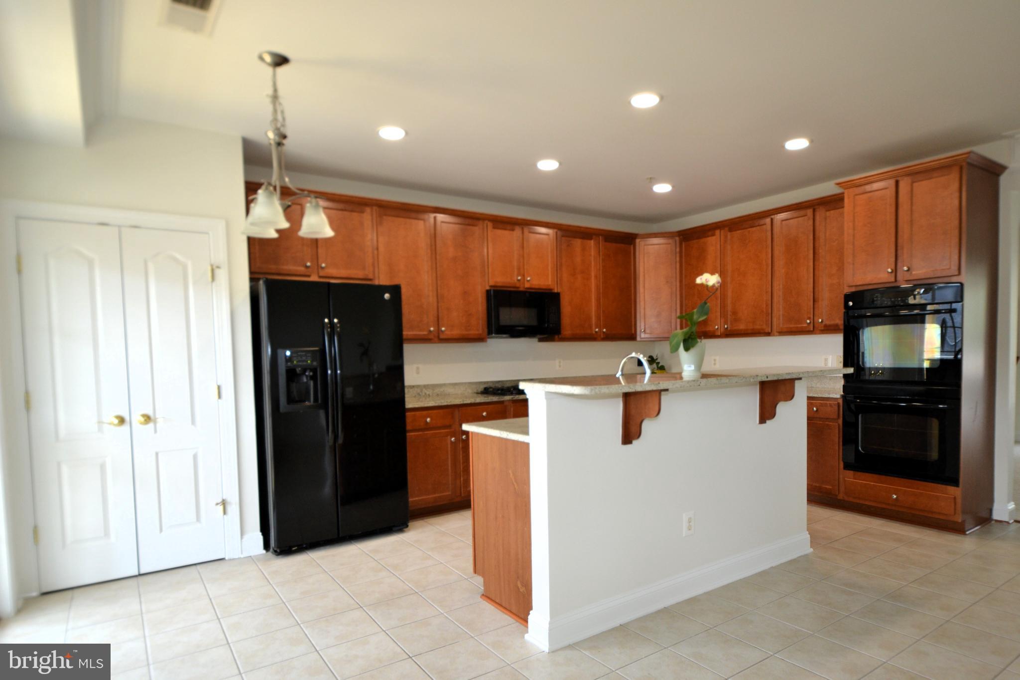 HAMPTON SQUARE CONDOMINIUMS - Residential