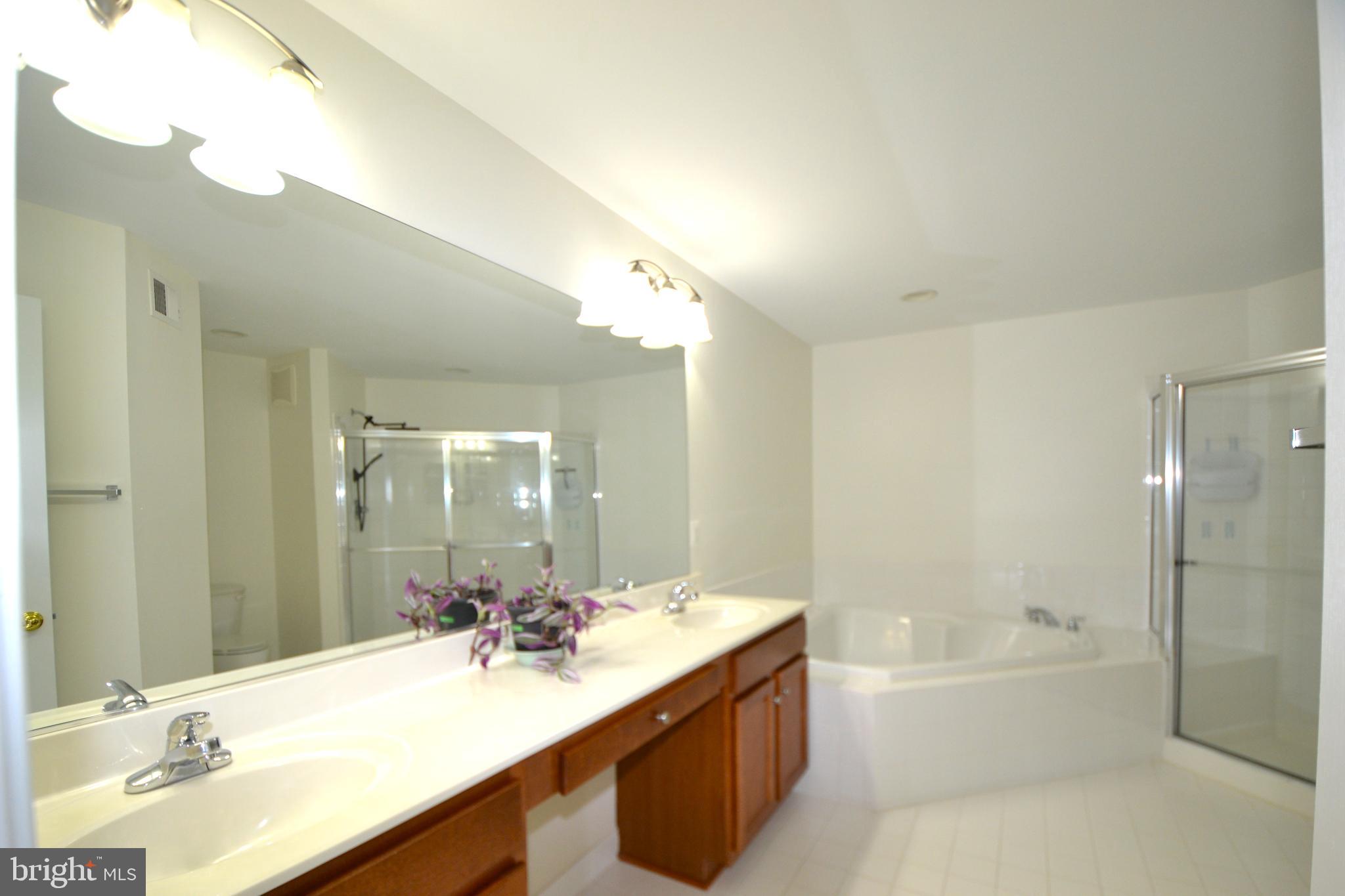 HAMPTON SQUARE CONDOMINIUMS - Residential