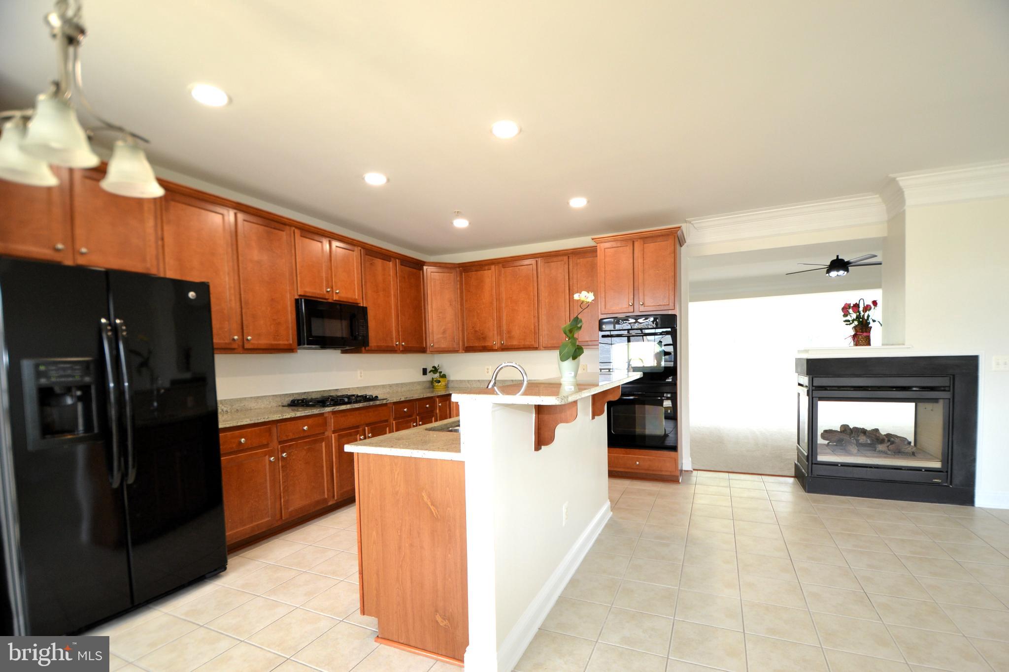 HAMPTON SQUARE CONDOMINIUMS - Residential