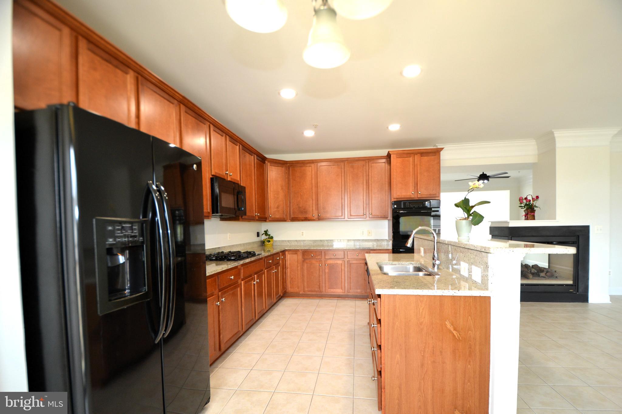 HAMPTON SQUARE CONDOMINIUMS - Residential