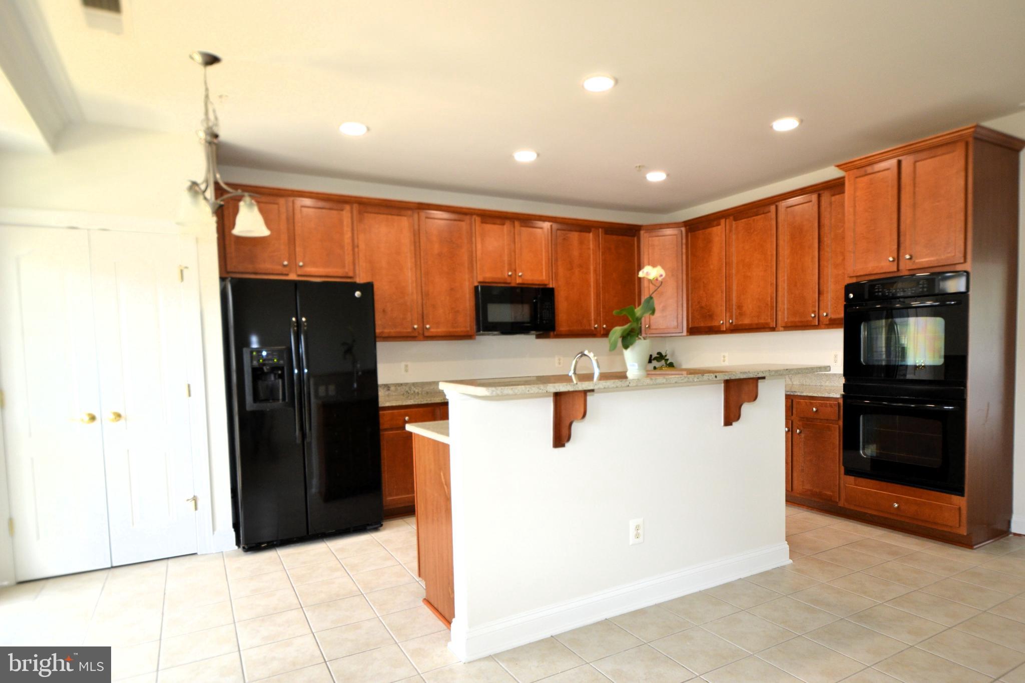 HAMPTON SQUARE CONDOMINIUMS - Residential