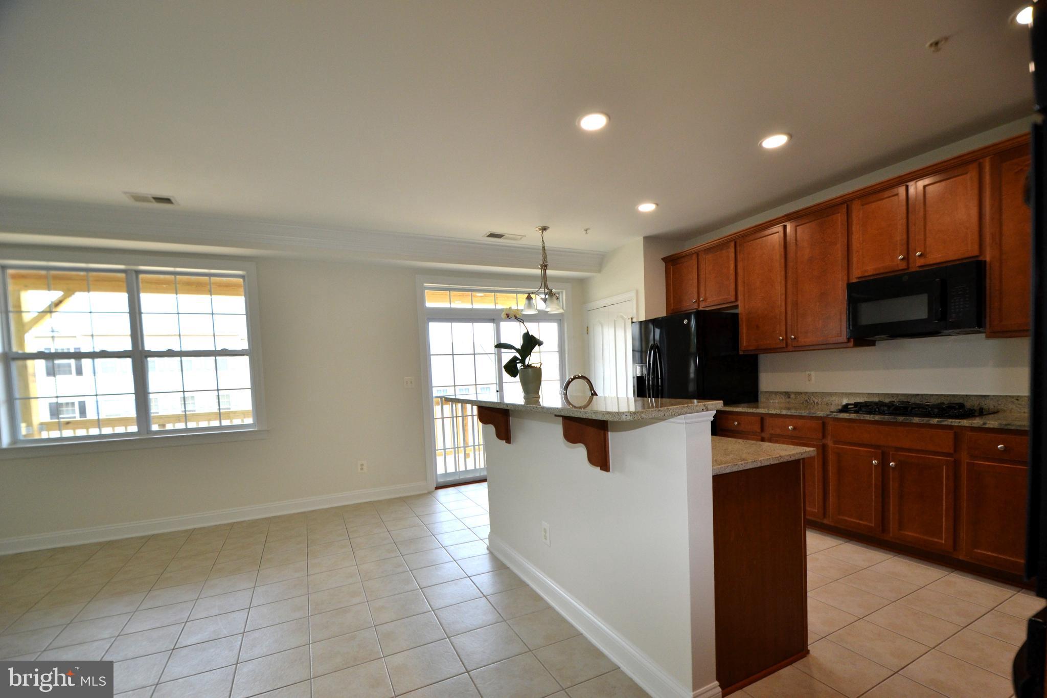 HAMPTON SQUARE CONDOMINIUMS - Residential