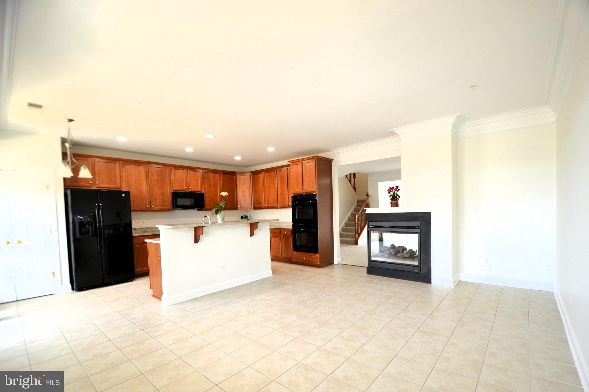 HAMPTON SQUARE CONDOMINIUMS - Residential