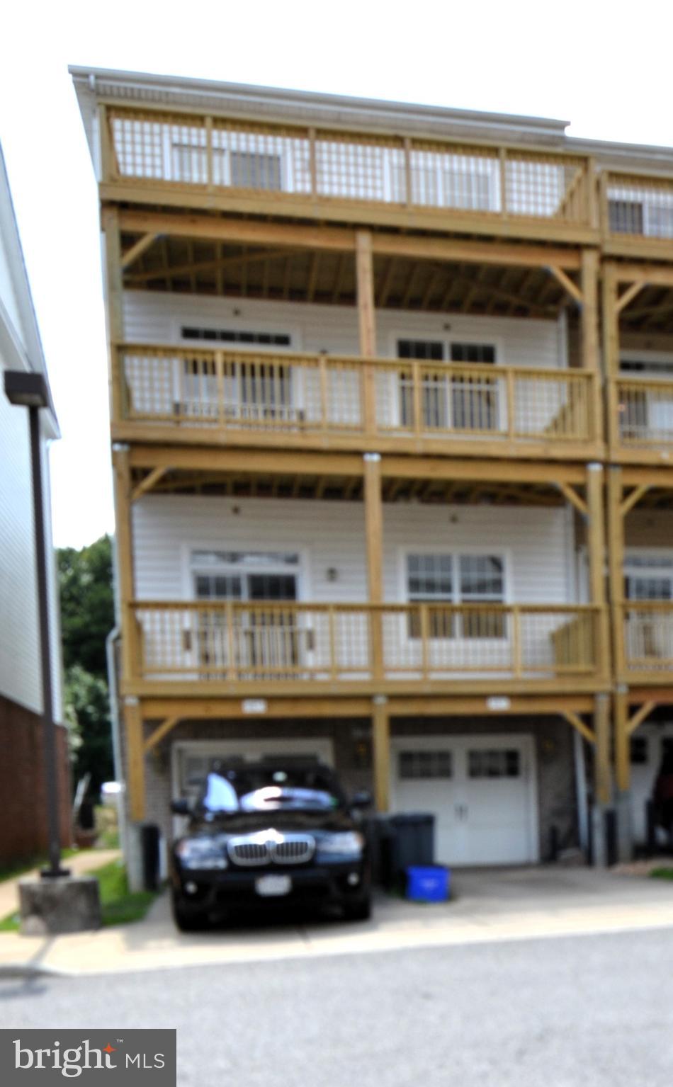 HAMPTON SQUARE CONDOMINIUMS - Residential