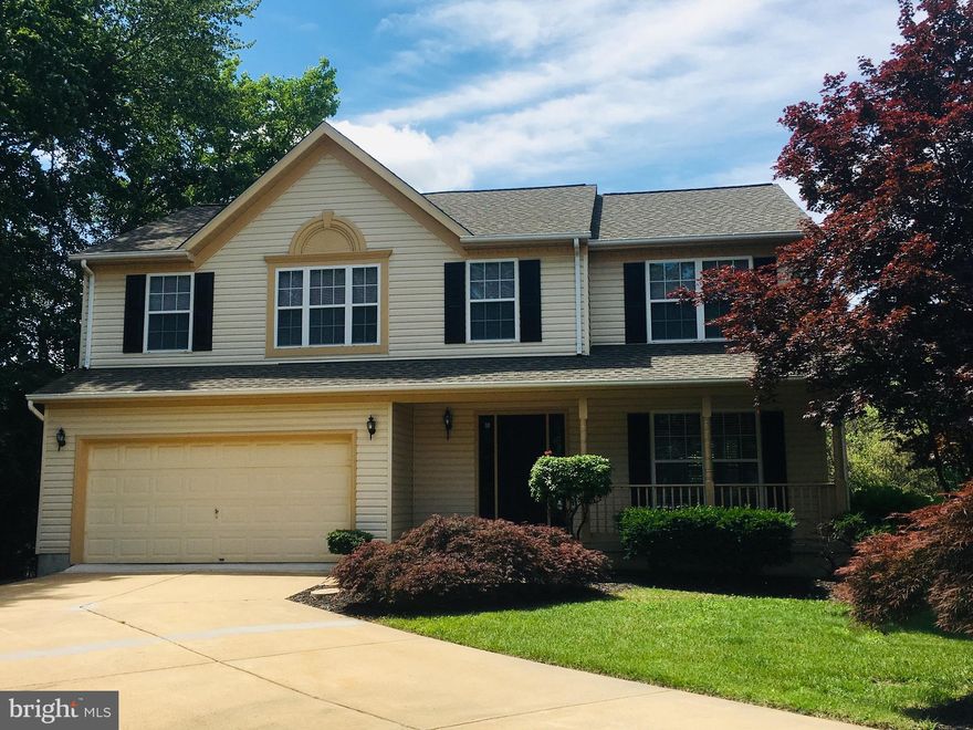 BEAUTIFULLY REMODELED IN 2017 THROUGH-OUT HOME. FLOORING, CARPET, PAINT, LIGHT FIXTURES, RECESSED LIGHTS, CEILING FANS, DOORS, GRANITE, BACK SPLASH, ROOF, SO MUCH MORE! SPACIOUS OWNERS BEDROOM W/WALK-IN CLOSET, VAULTED CEILING, PRIVATE ROOF COVERED DECK TO RELAX ON. LARGE DECK OFF FAMILY RM, COVERED CONCRETE PORCH OFF BREAKFAST AREA AND ROOF COVERED FULL FRONT PORCH.  PRICED TO SELL.....DON'T MISS OUT.