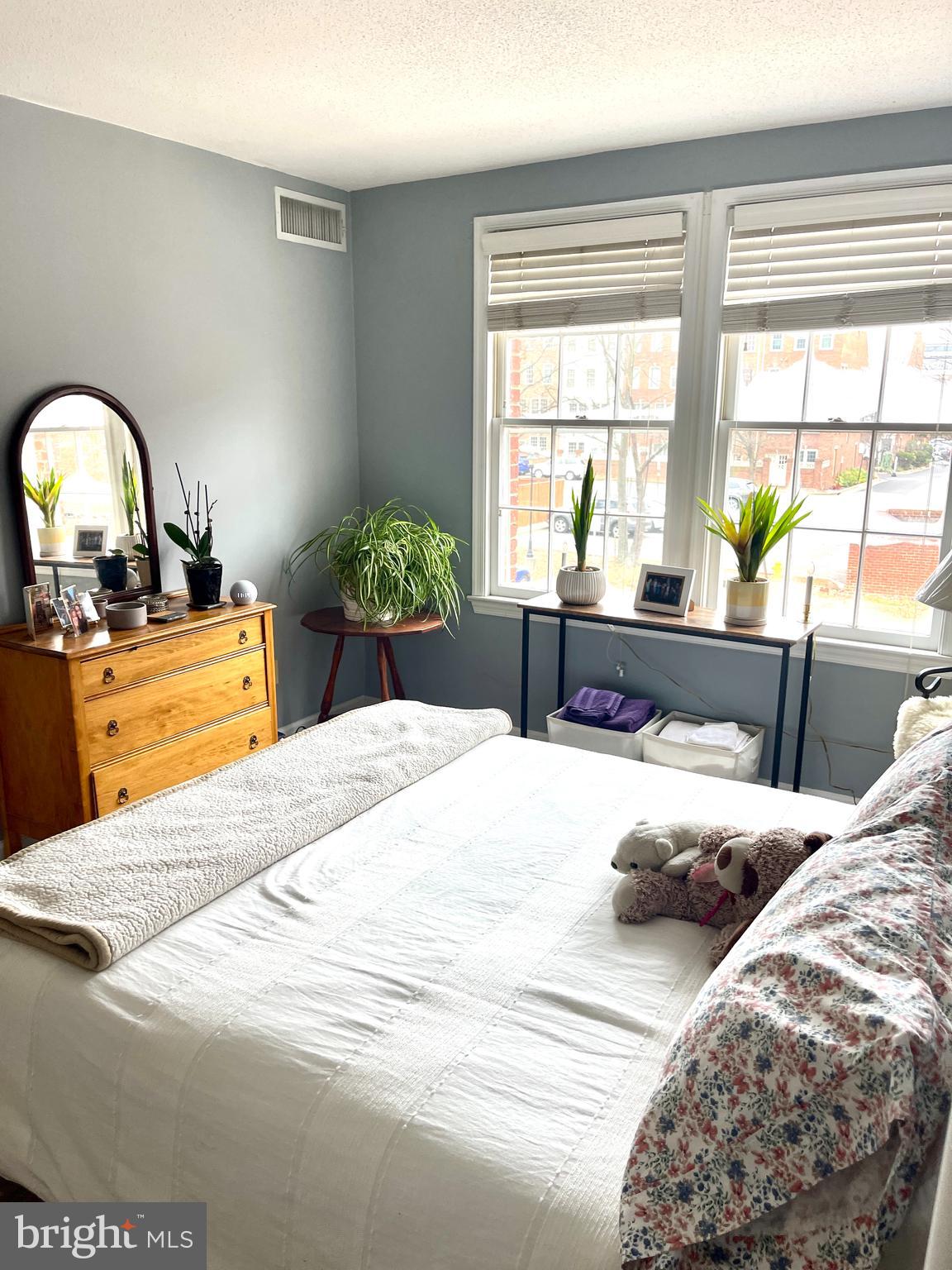 RIVERTON CONDOMINIUMS - Residential Lease