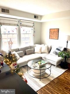 RIVERTON CONDOMINIUMS - Residential Lease