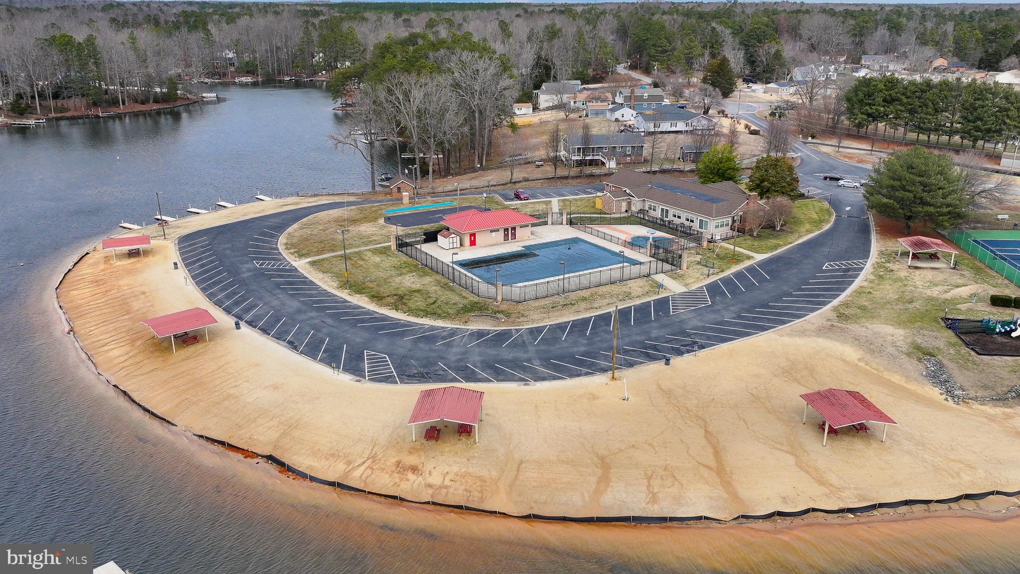 LAKE CAROLINE - Residential