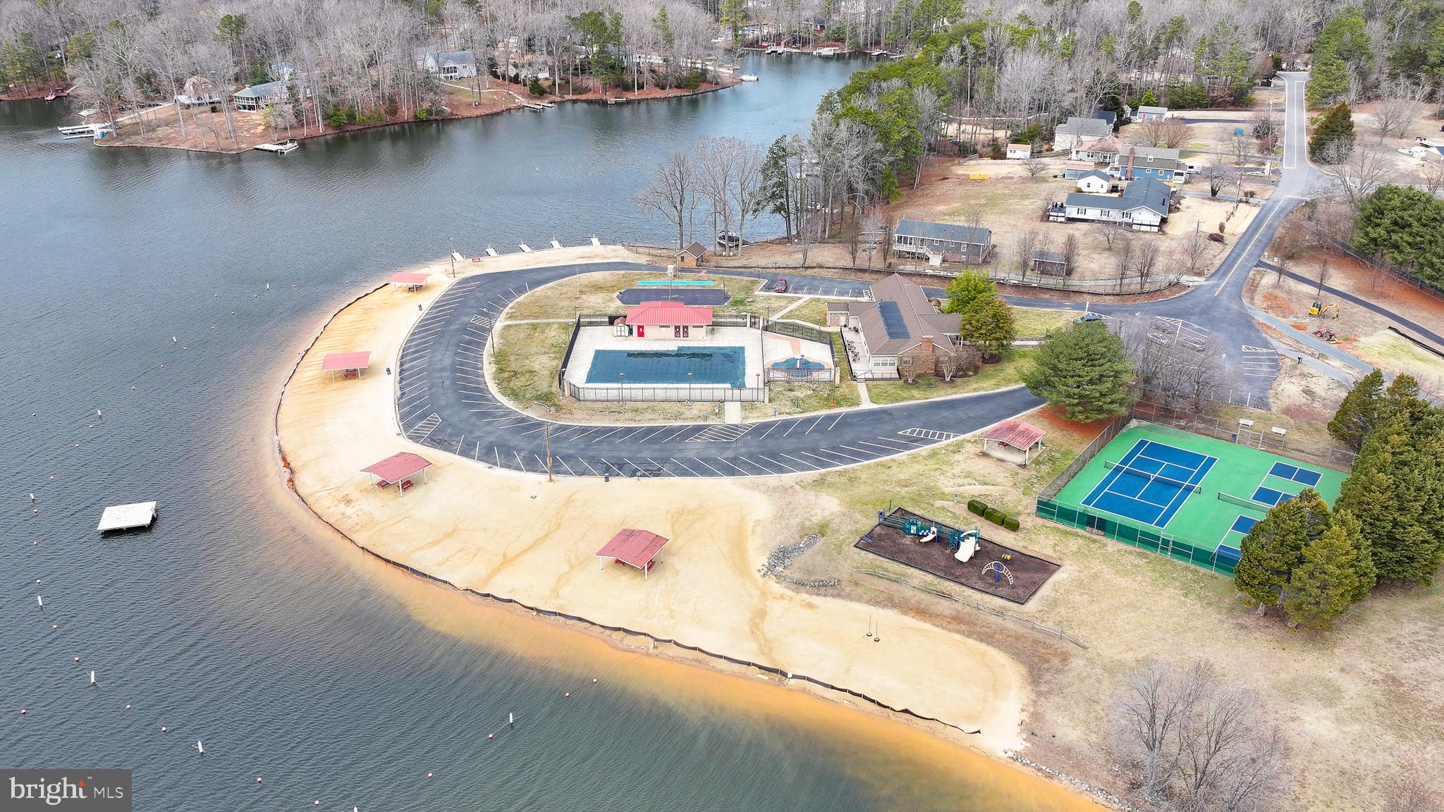 LAKE CAROLINE - Residential