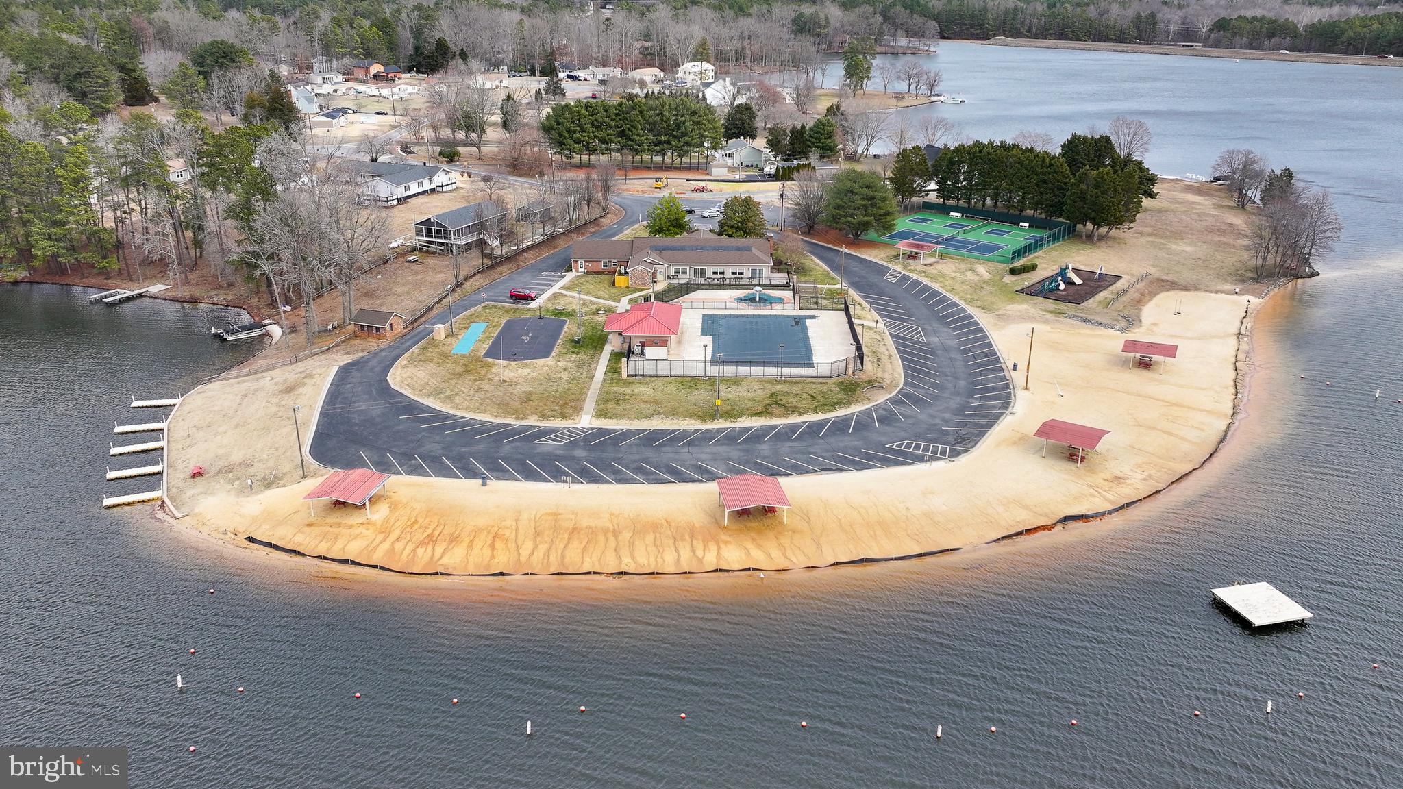 LAKE CAROLINE - Residential