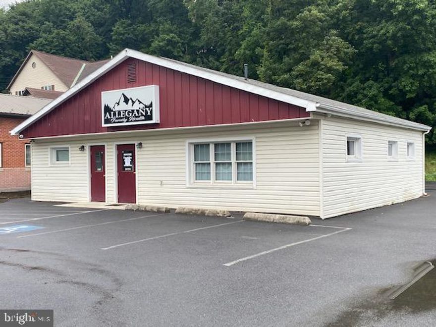 COMPLETELY REMODELED IN 2018.  ONE STORY MULTI-FUNCTION OFFICE SPACE: INSURANCE, RETAIL, HEALTH CARE, LAW, ETC. MAINTENANCE FREE VINYL EXTERIOR, ENTRANCE/EXIT DOORS, PARKING IN FRONT, REAR AND SIDE.   CONVENIENT DOWNTOWN LOCATION. INTERIOR OFFERS LARGE WAITING ROOM W NEW FLAT SCREEN TV (INCLUDED), 5 OFFICE/EXAM ROOMS, KITCHEN W/REFRIGERATOR & MICROWAVE, RECEPTIONIST ROOM W (2) SERVING WINDOWS, (2) HALF BATHS, NEW TOILETS & SINKS, LARGE HALLWAY, 200 AMP SERVICE, LINOLEUM FLOORS, DRYWALL/TEX WALLS, DROP CEILINGS, STORAGE CLOSET.   ALL THE WORK IS DONE…..MOVE-IN READY, CALL  TODAY FOR VIEWING.