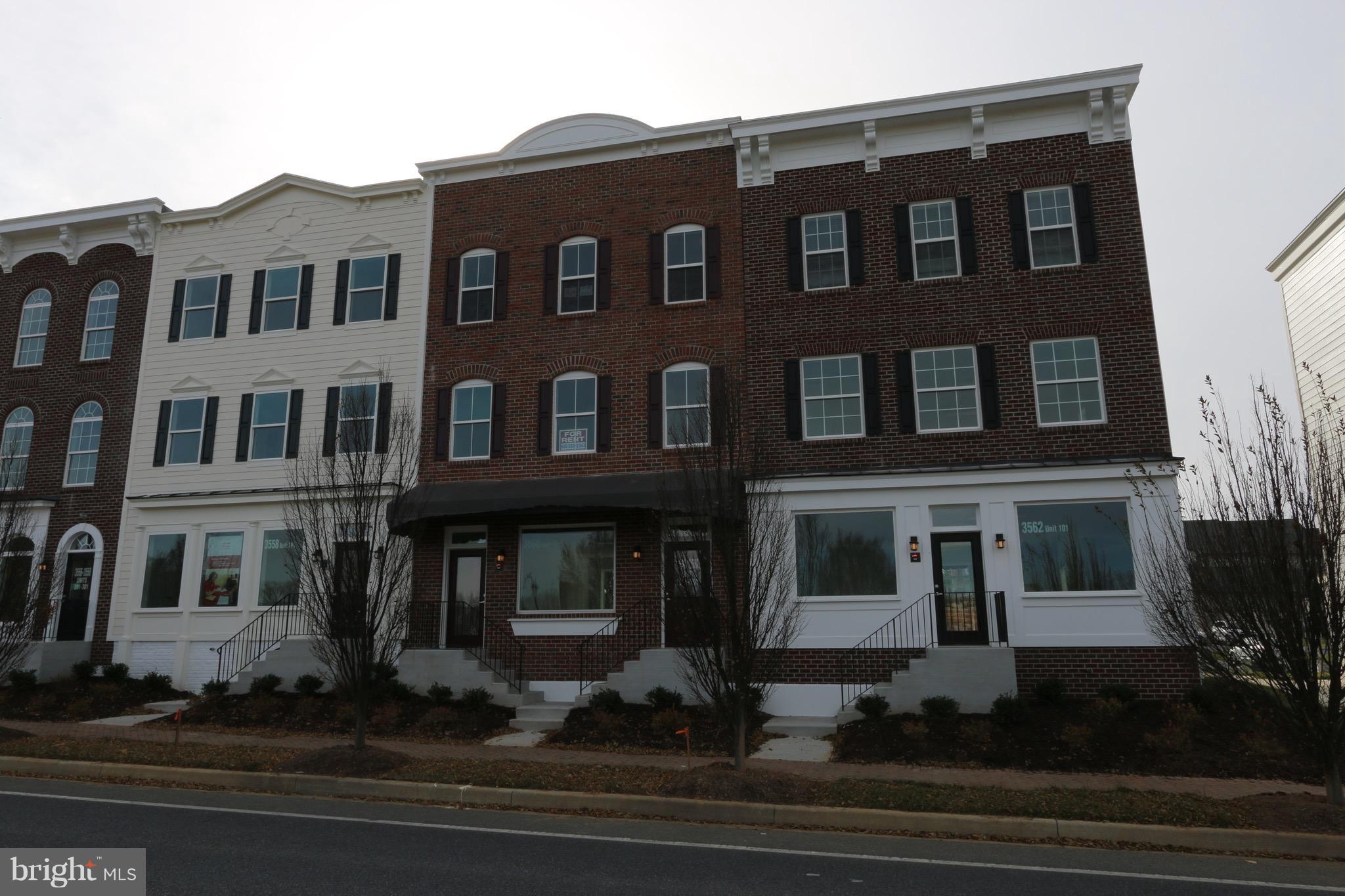 Commercial town home top level unit 301, 1-bedroom apartment. Bright end unit。