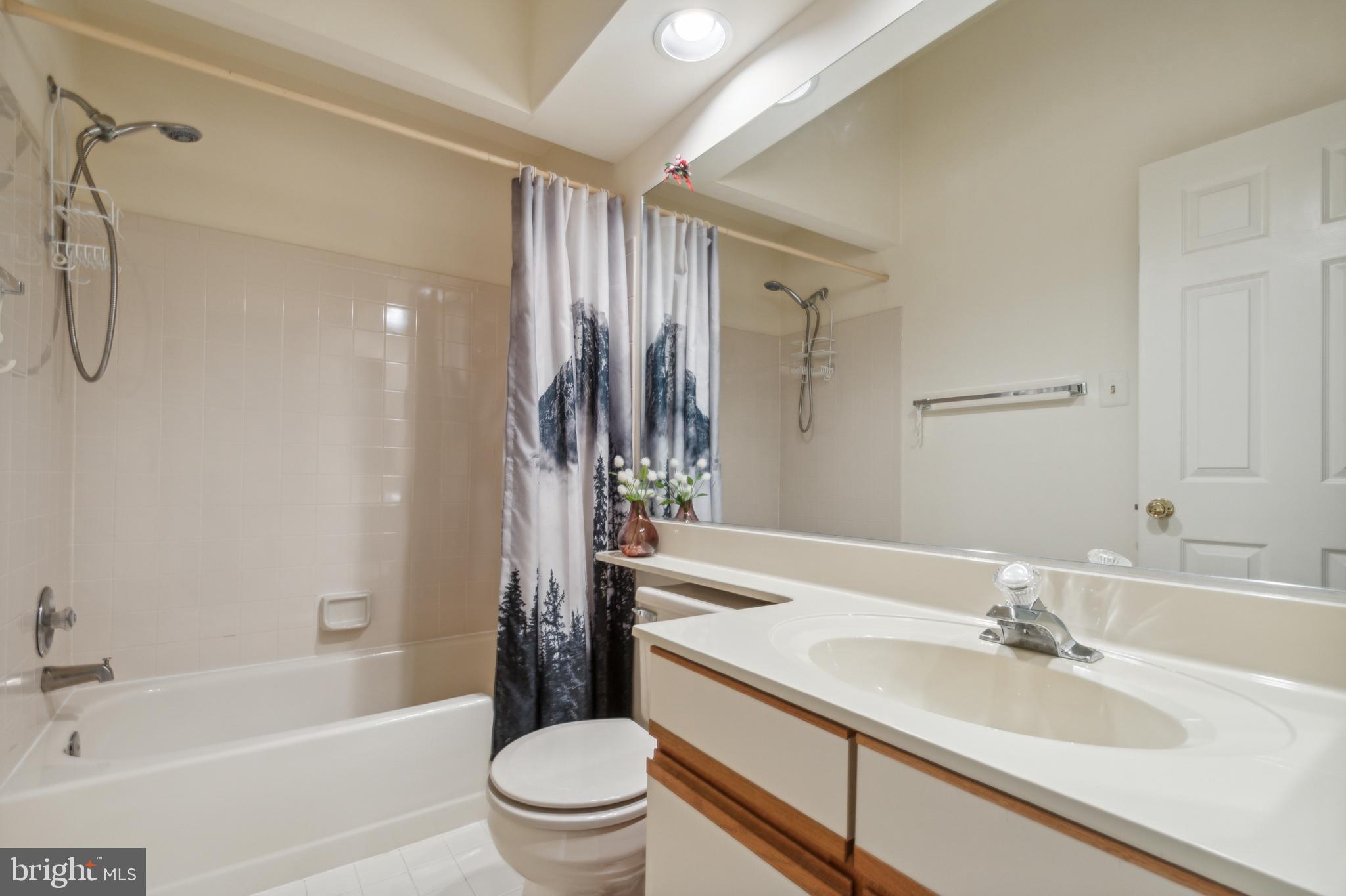 LAUREL LAKES - Residential