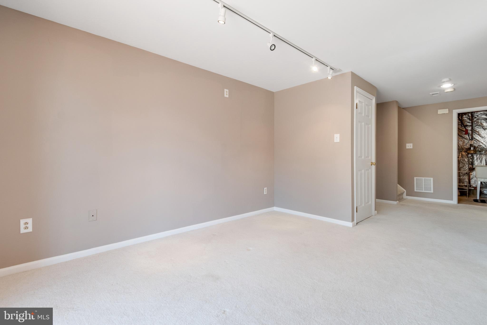 LAUREL LAKES - Residential