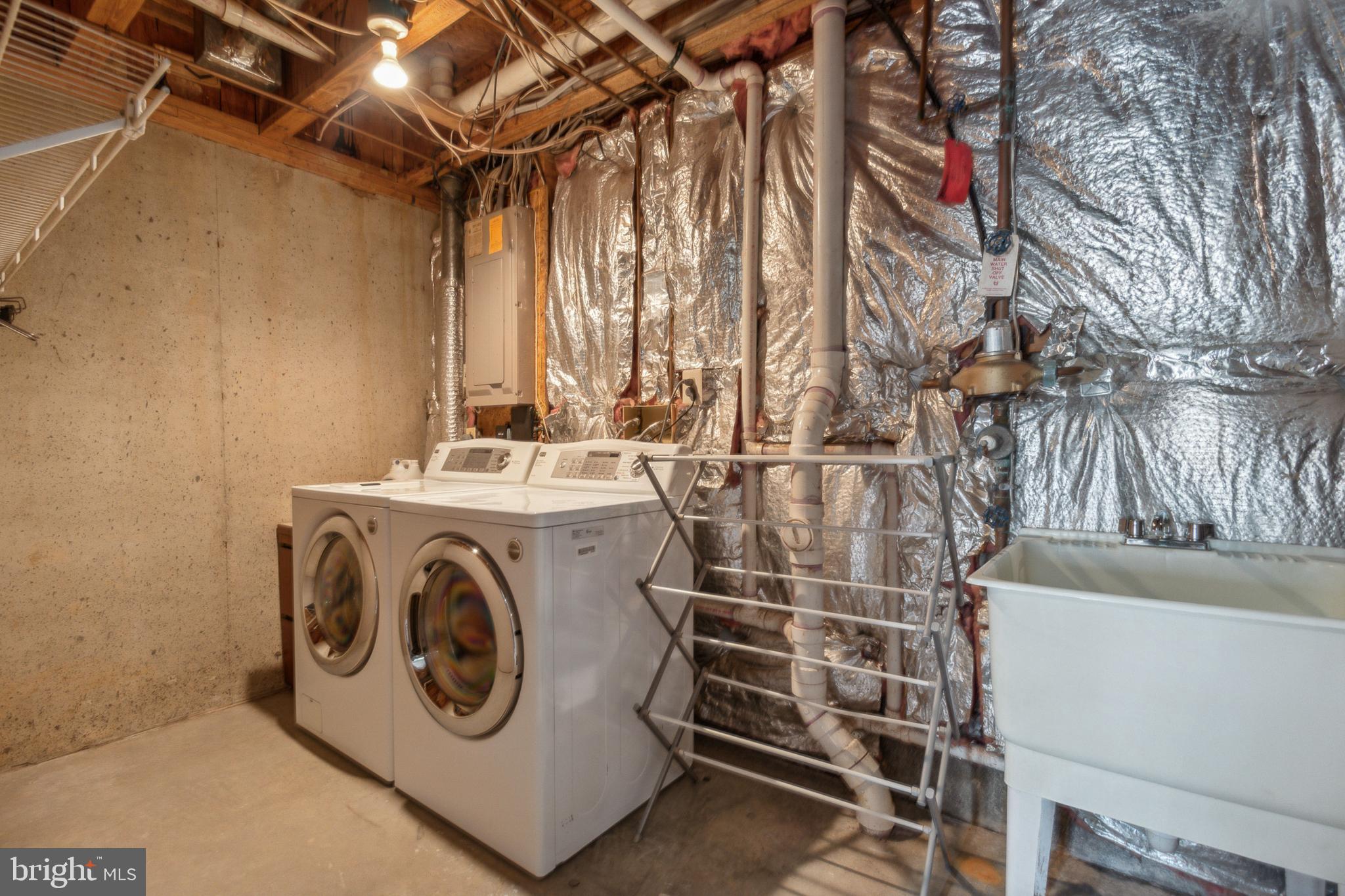 LAUREL LAKES - Residential