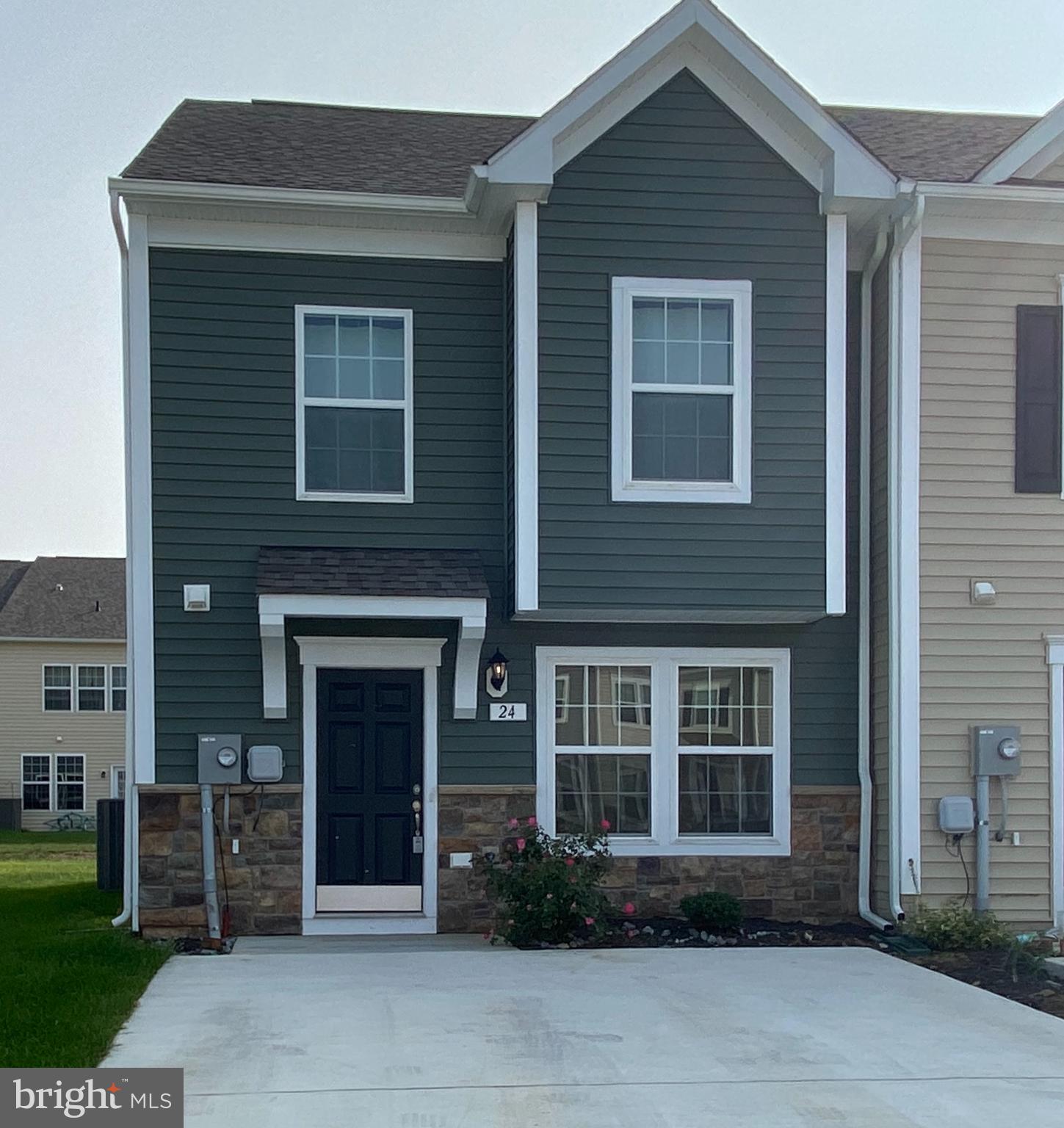 This stunning end-unit townhouse in McCauley's Crossing boasts a prime location. Step inside and immediately notice the pride of ownership. Just built in 2019, you can enjoy peace of mind and worry-free living for years to come. The open-concept layout creates a spacious and inviting atmosphere. The large be en suite enjoys its own primary bathroom. And the laundry room is also conveniently located upstairs. A beautiful fireplace graces the living room. With its desirable location and thoughtful maintenance, this end-unit townhouse truly stands out. Don't miss your opportunity to call this home. Schedule a viewing today and discover the perfect blend of style, comfort, and convenience.