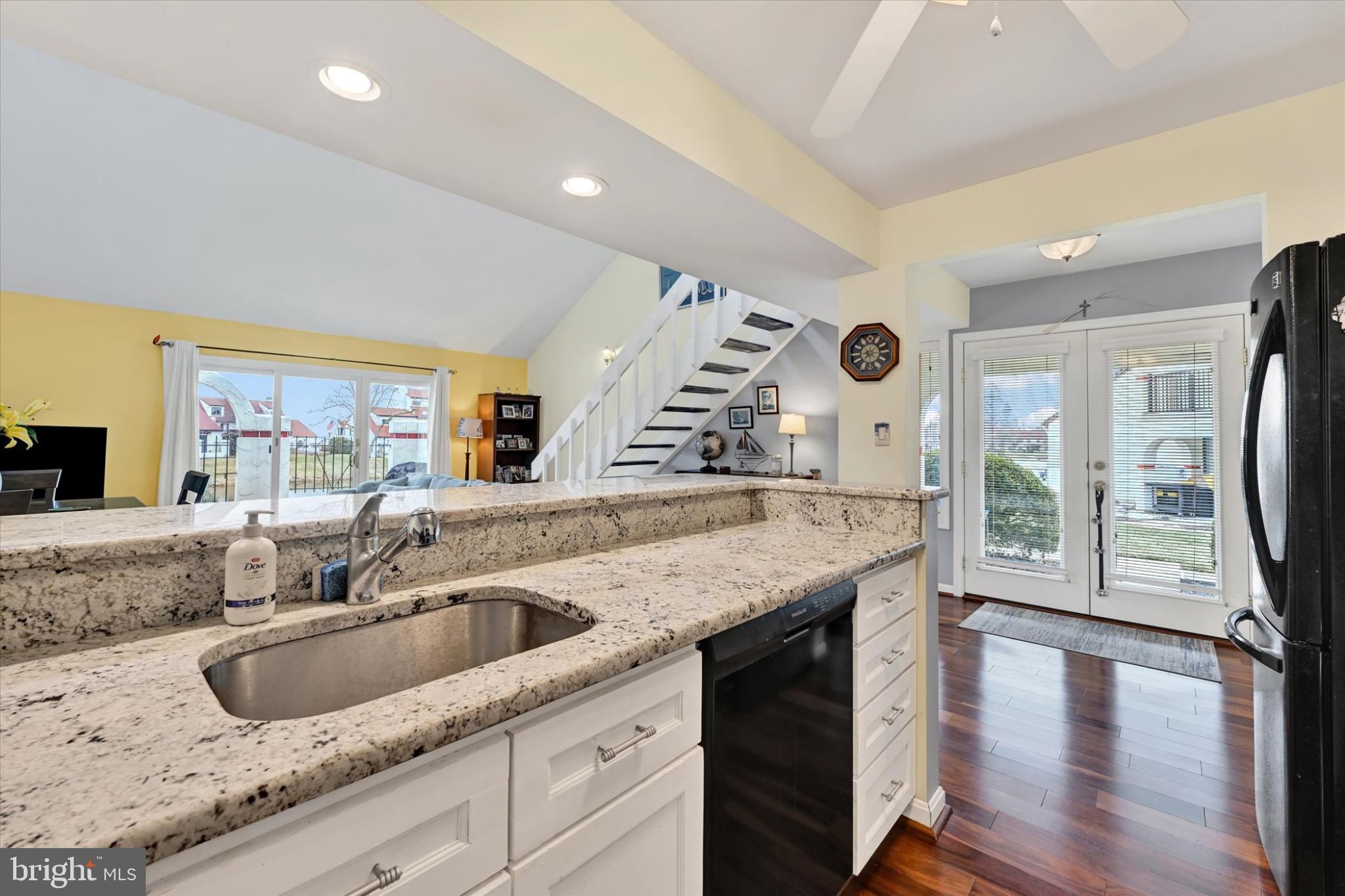 QUEENS LANDING - Residential