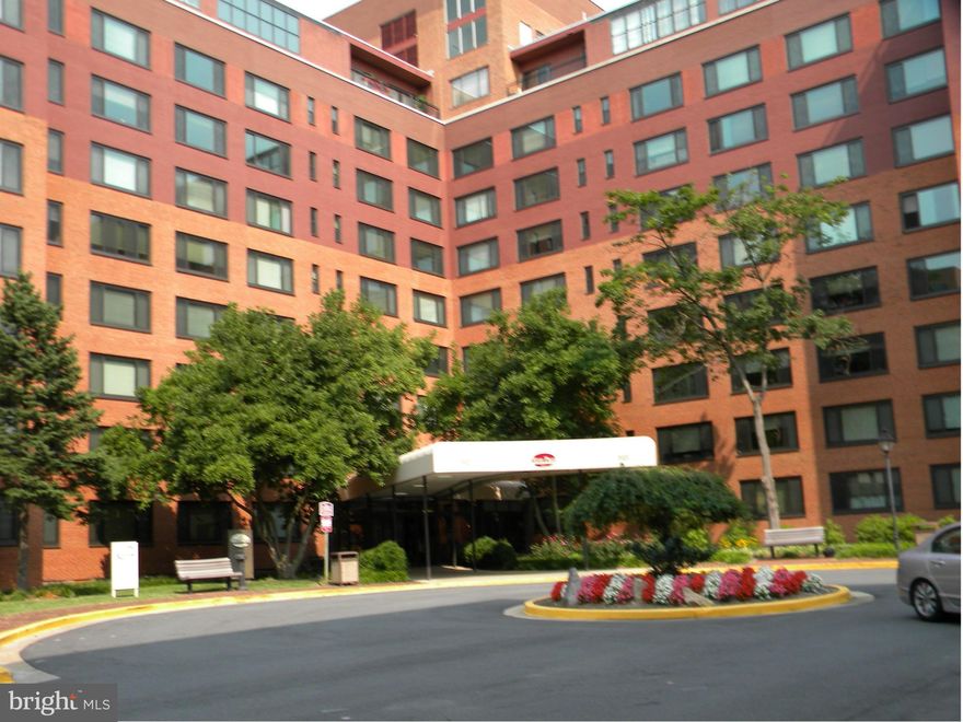 Walk to Rosslyn Metro, shops, restaurants, Iwo Jima Memorial, Key Bridge, Georgetown,etc. Close to I-66, I 395, Lee Hwy.  Amenities: Party Room, Concierge, 24-Hour Gate Security, Gym, Sauna, Billiards, Outdoor Pool, Cleaners, Hair Salon, Convenience Store. 1st Mo Rent & $50 Proc Fee to Fairfax Realty. Available 08/05/2018.