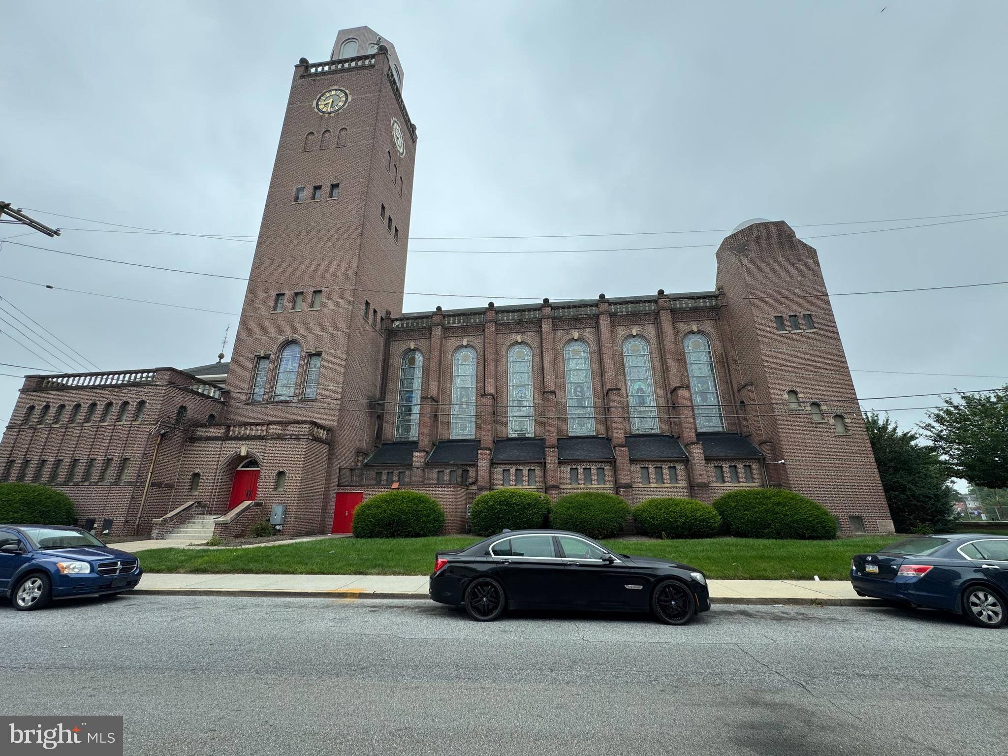 Main image without alt text