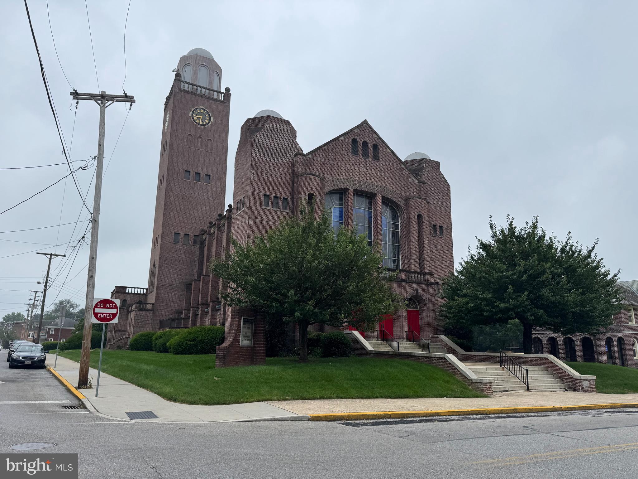 Main image without alt text