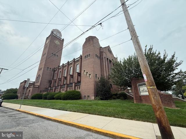 Main image without alt text