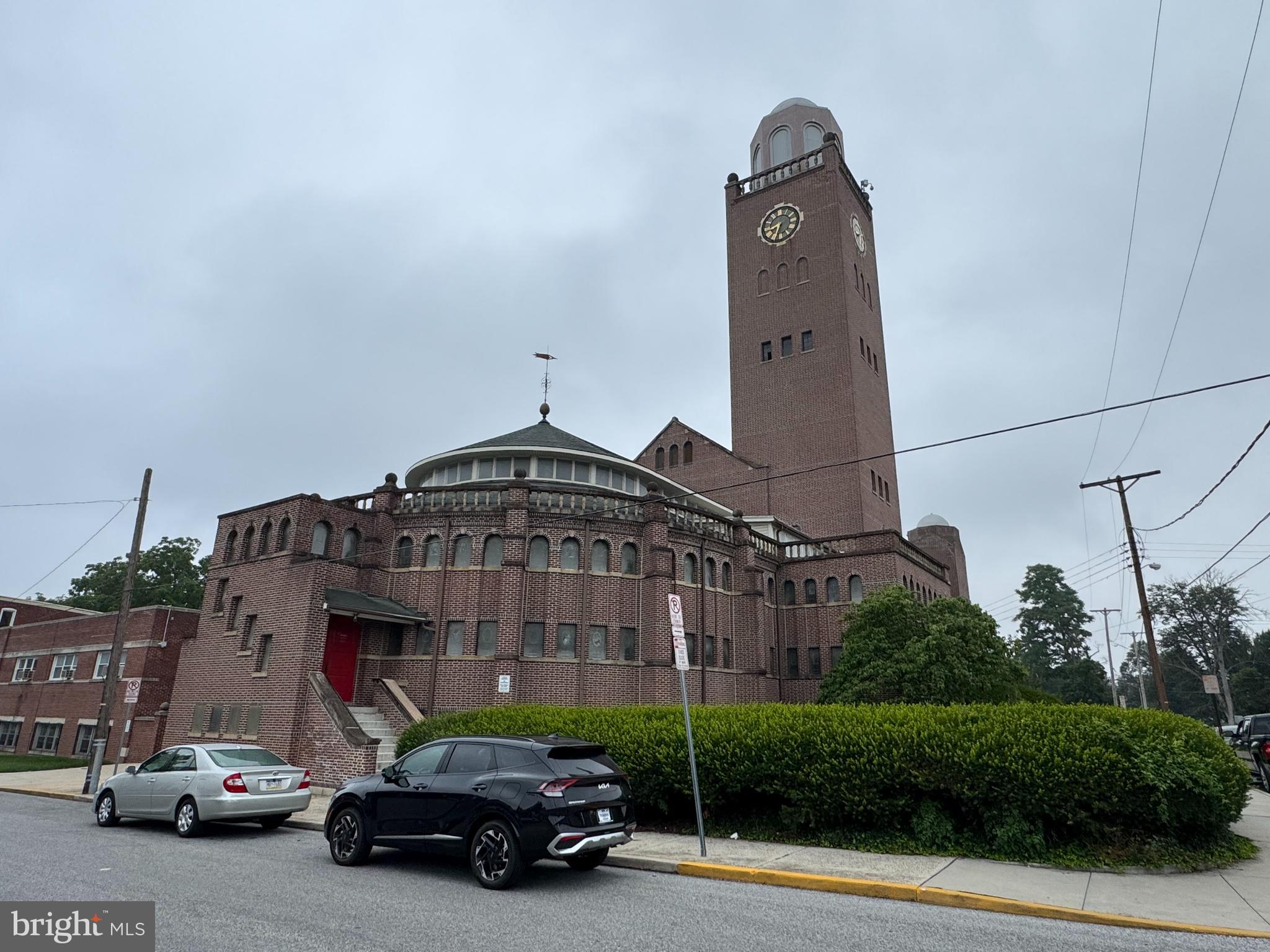 Main image without alt text