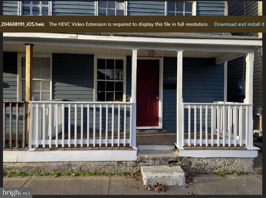 1 bedroom 1 bath duplex located in downtown Fredericksburg. Minutes from VRE and downtown restaurants and shopping.