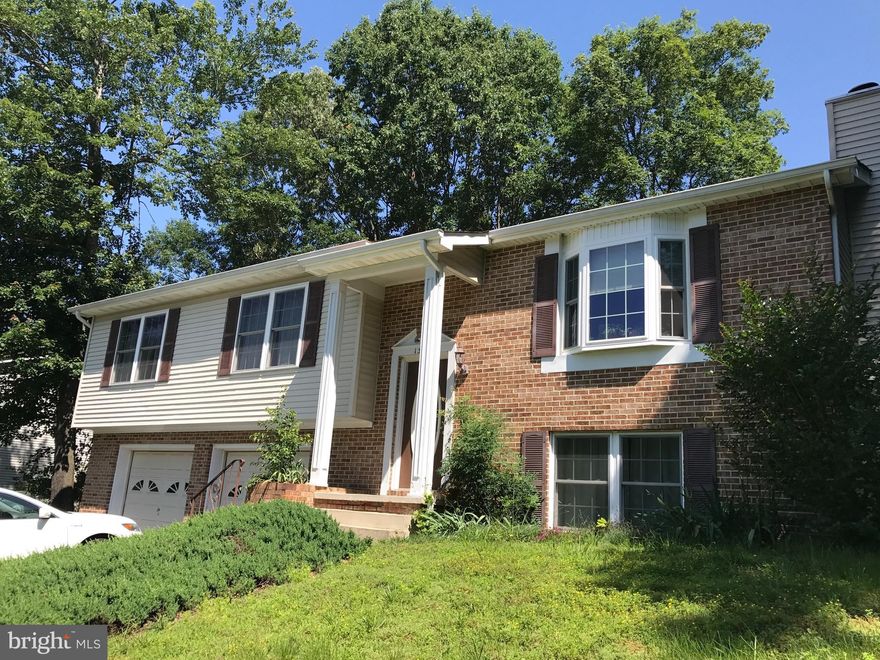 This house overlooks Redwood Lake, beautiful views all year round. This 5bedrooms 3baths home features 2 ensuite baths, spacious bedrooms large living room and family room. Fully finish basement. oversized 2 car garage perfect for extra storage. Conveniently located in Clarks Run subdivision.