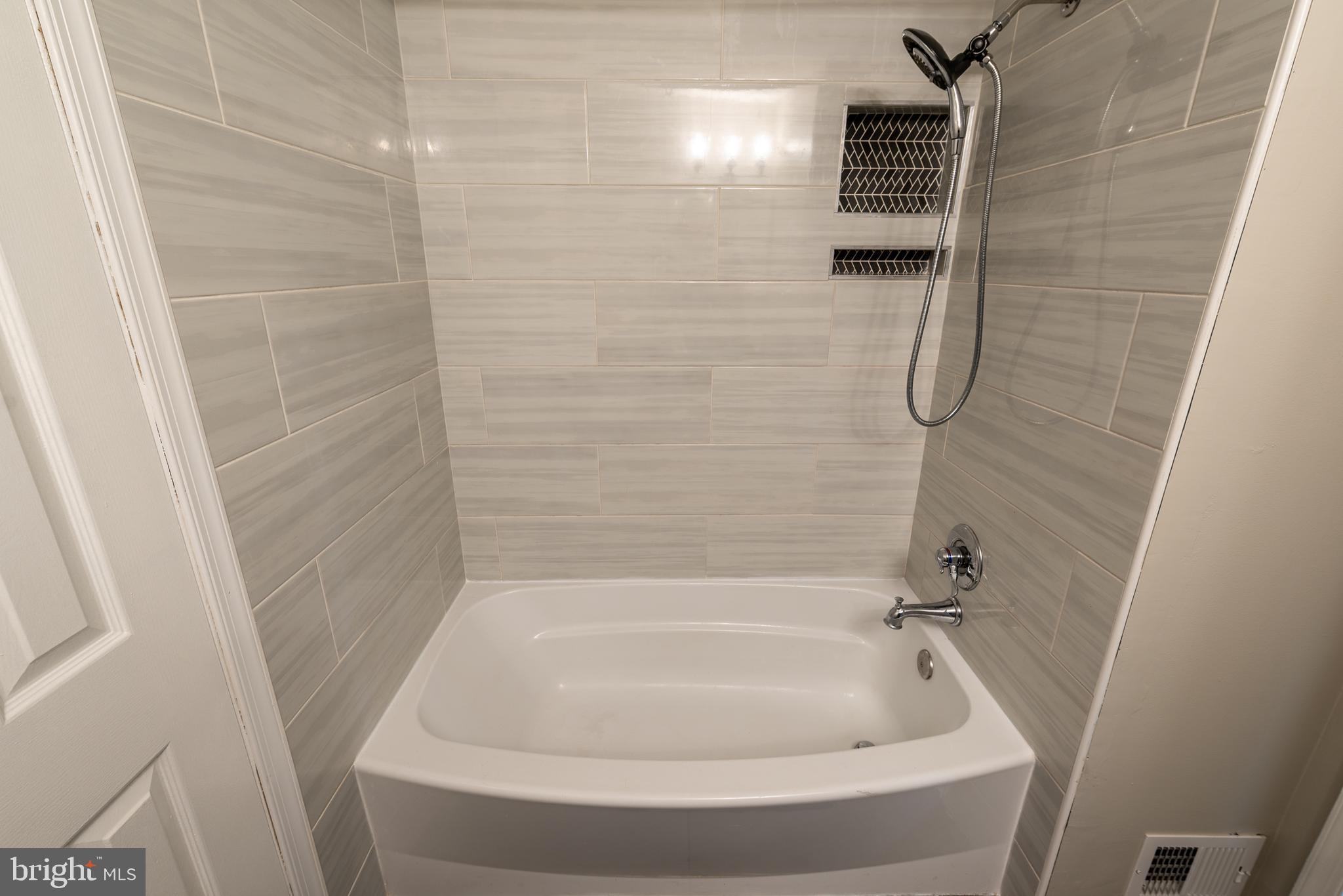 LONDON TOWNE - Residential