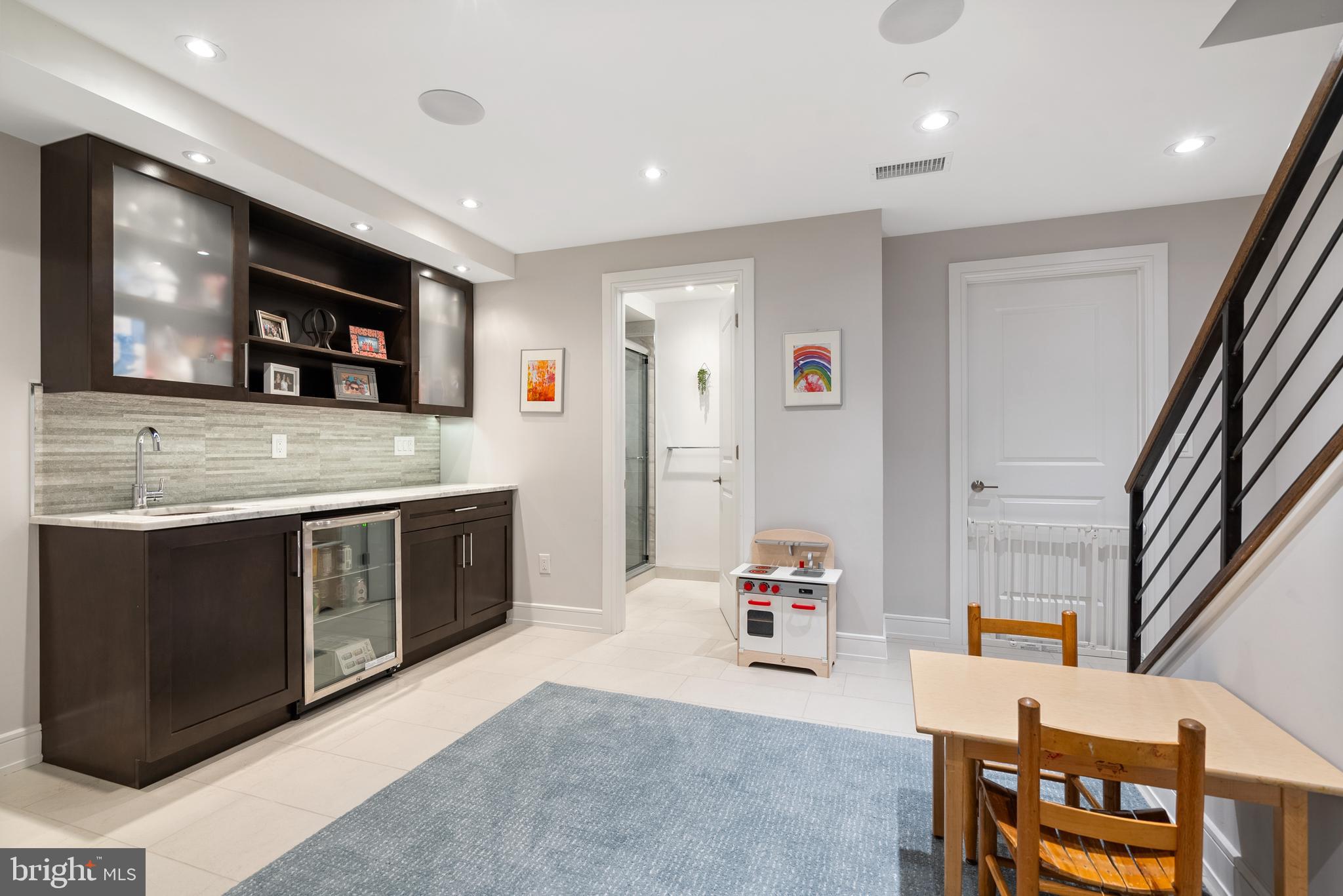 QUEEN VILLAGE - Residential