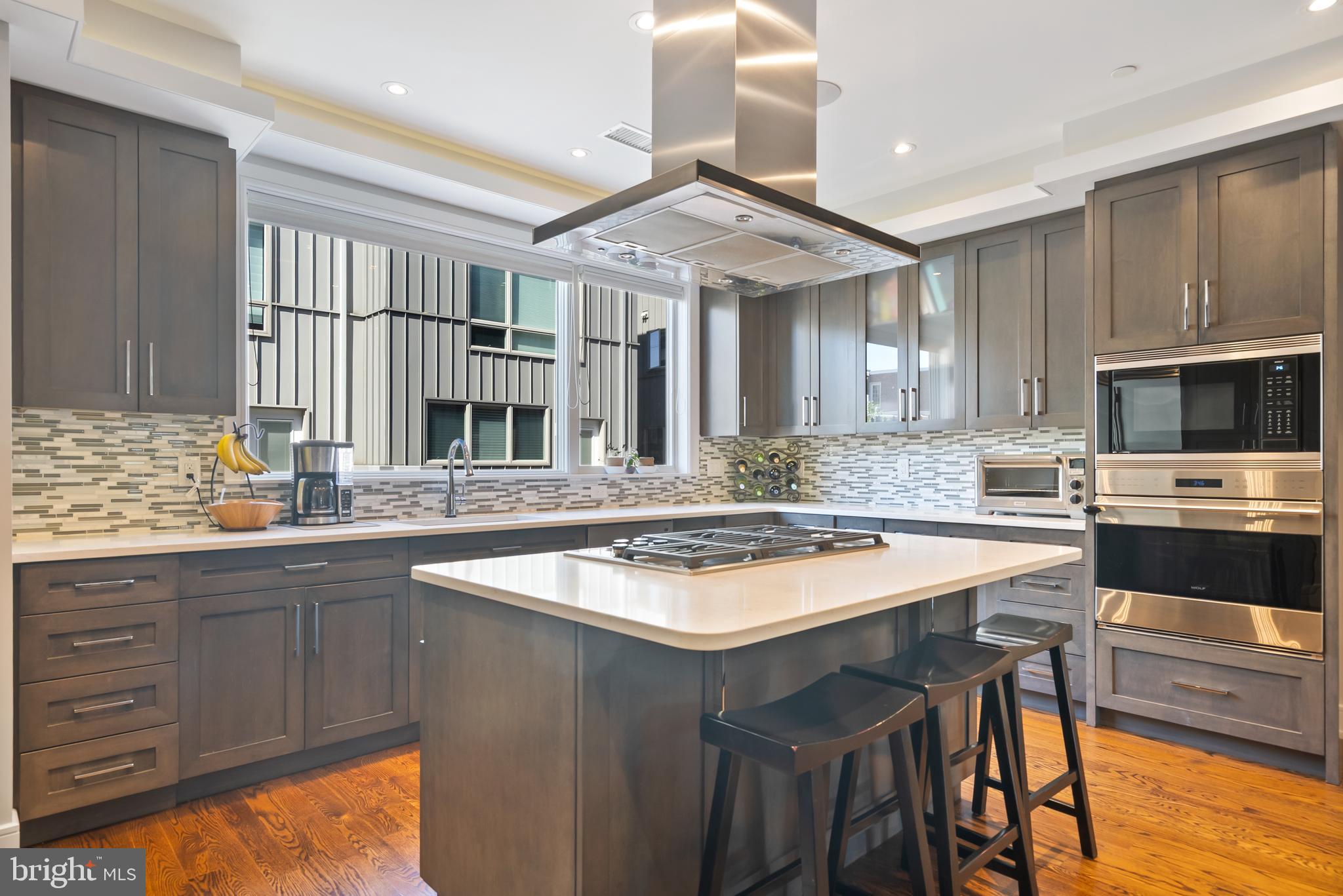 QUEEN VILLAGE - Residential