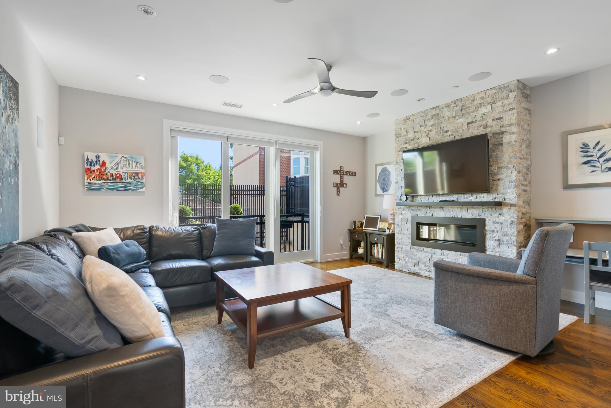 QUEEN VILLAGE - Residential