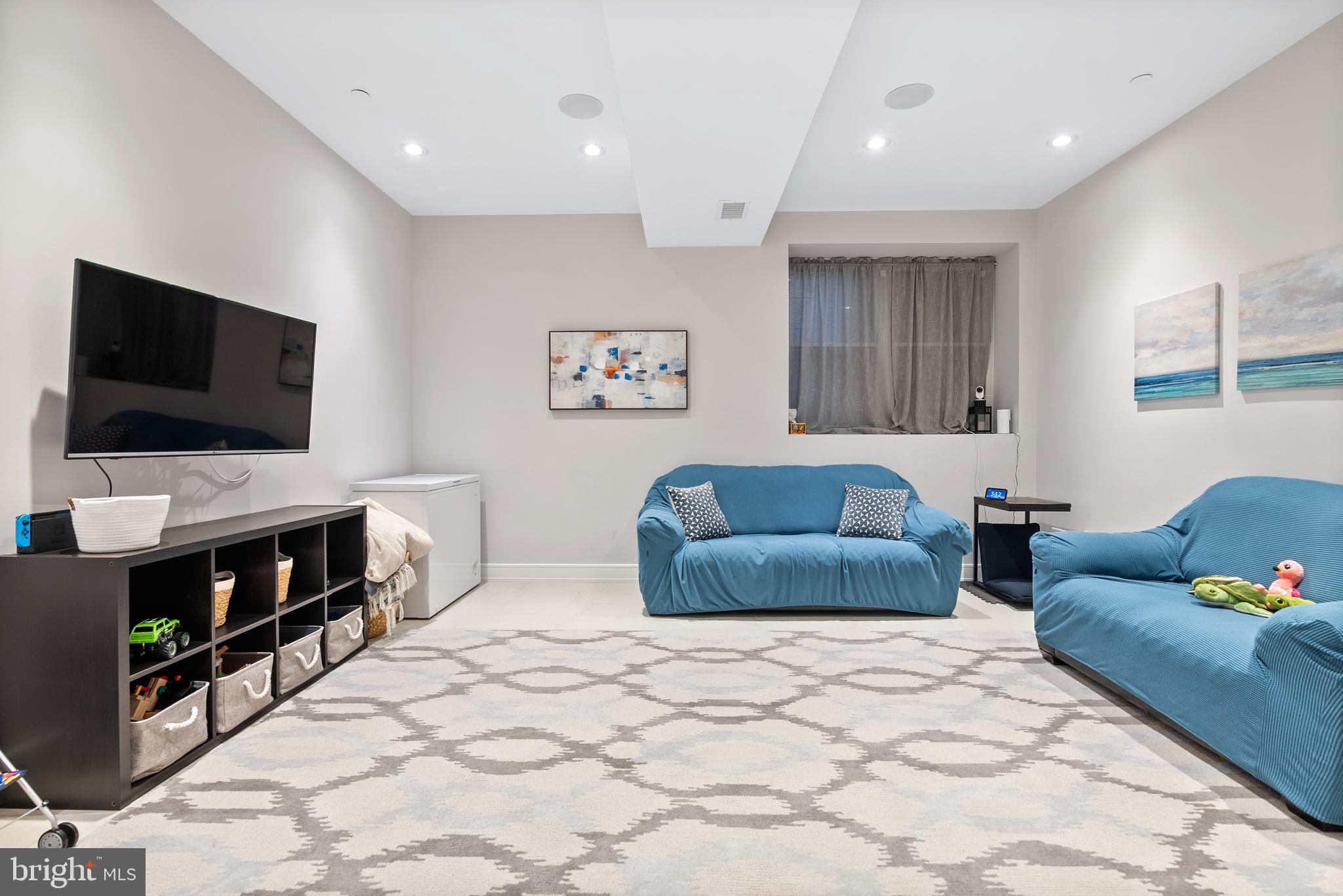 QUEEN VILLAGE - Residential