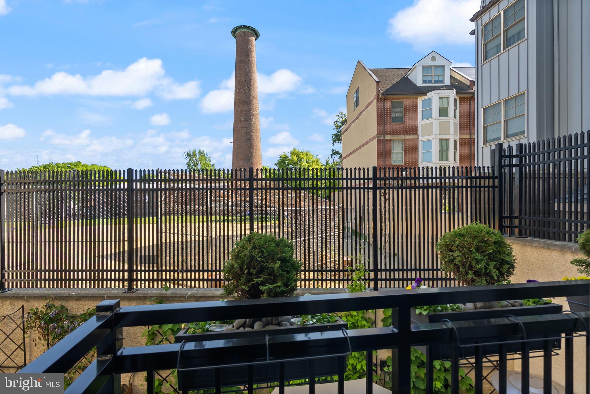 QUEEN VILLAGE - Residential
