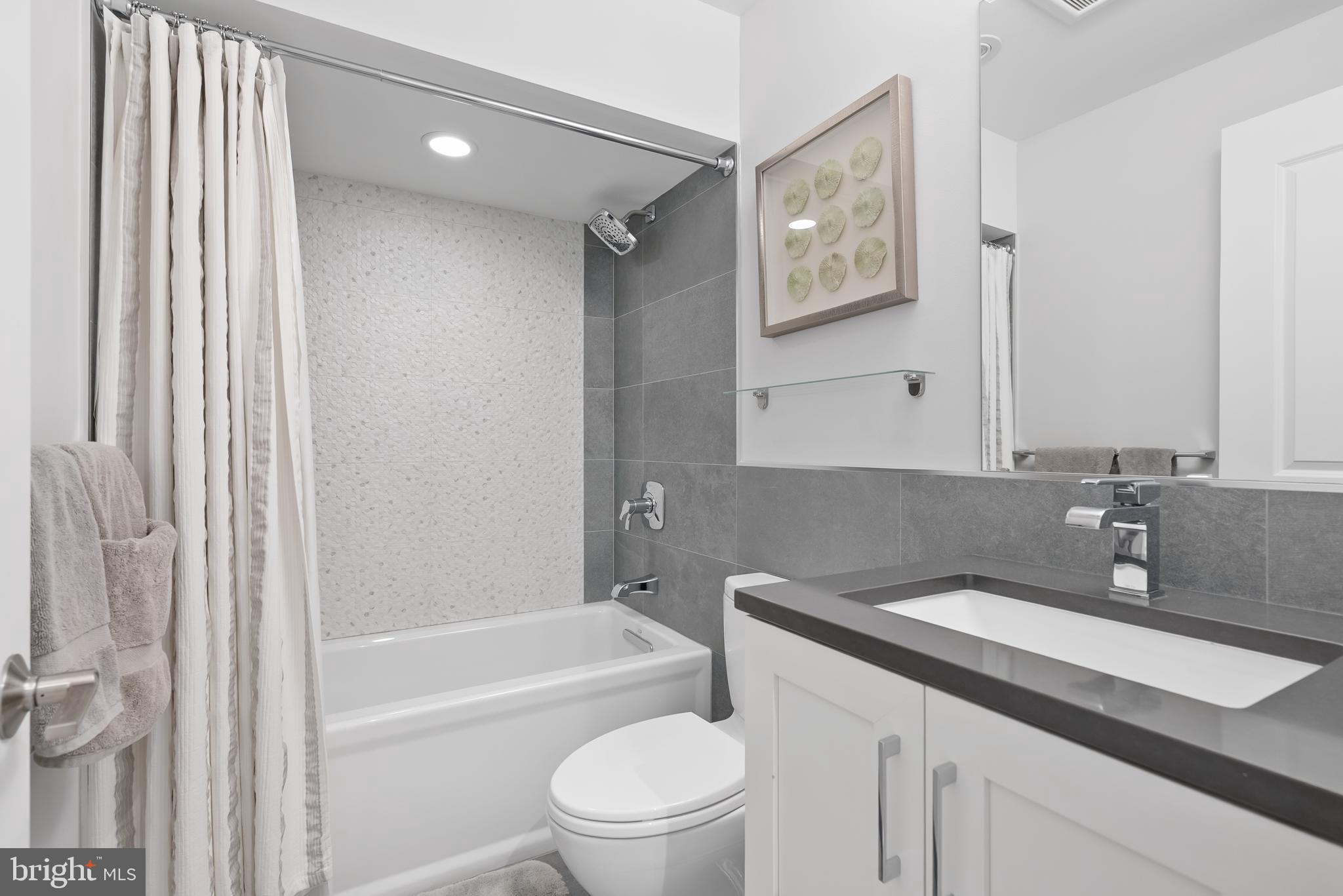 QUEEN VILLAGE - Residential