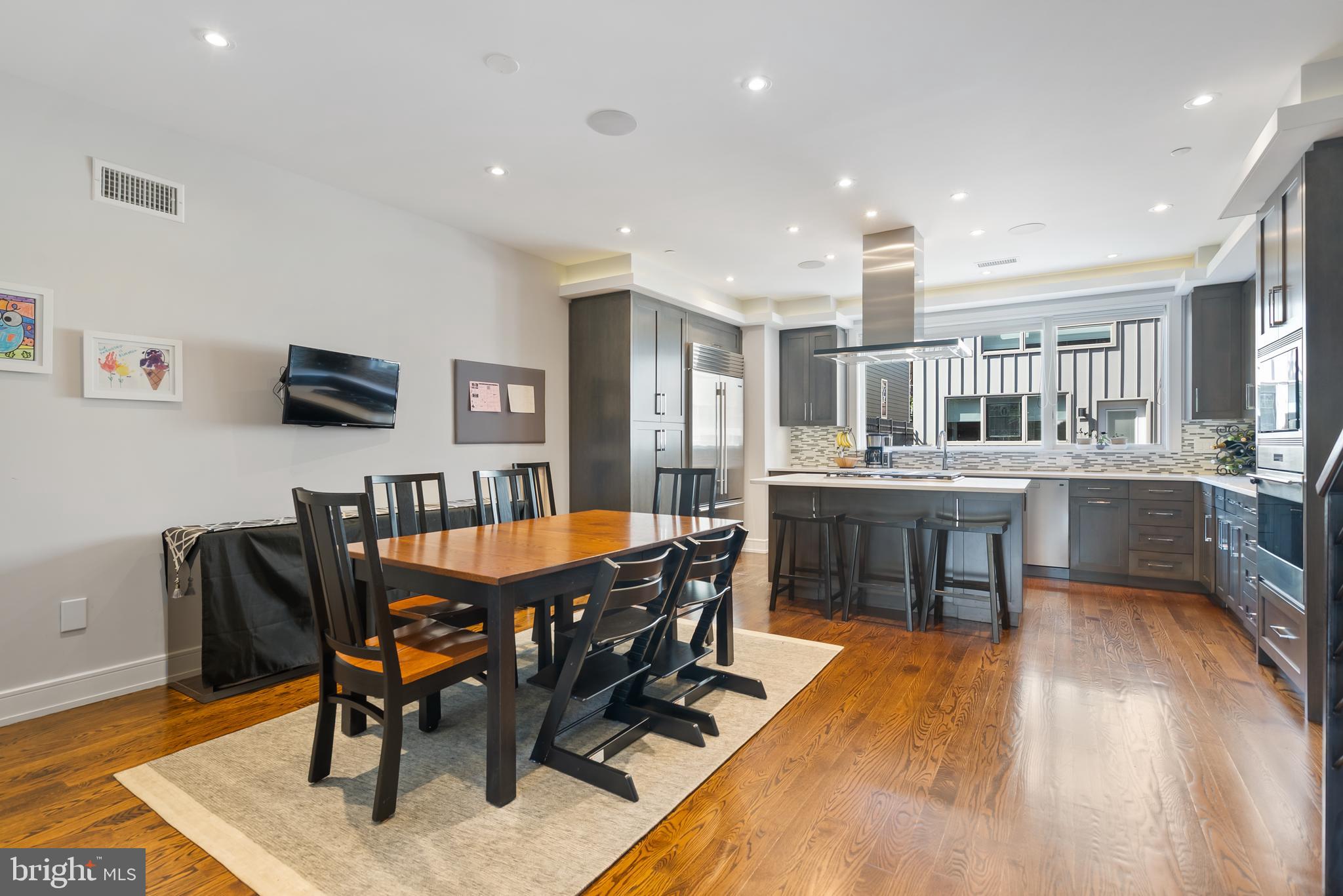 QUEEN VILLAGE - Residential