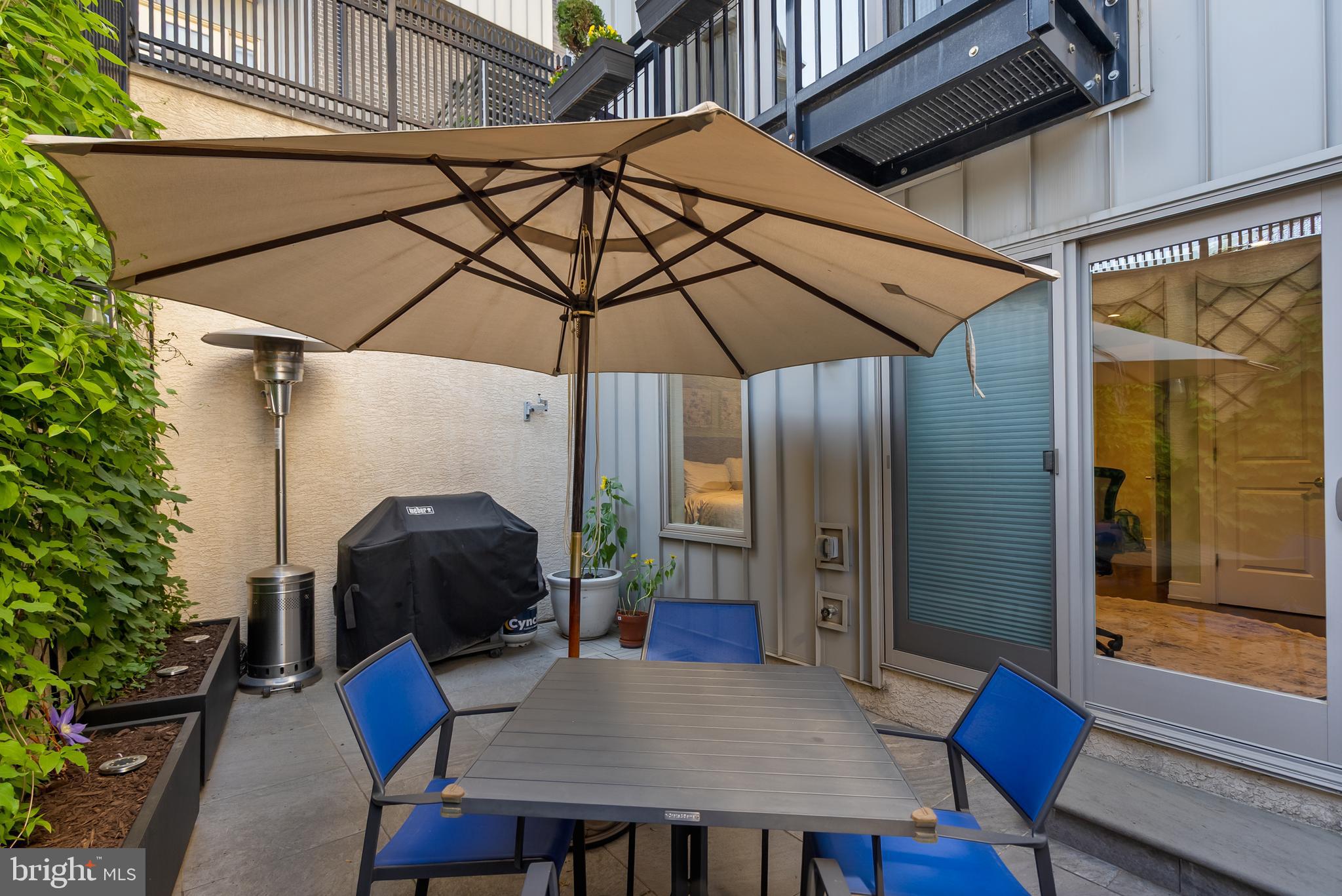 QUEEN VILLAGE - Residential