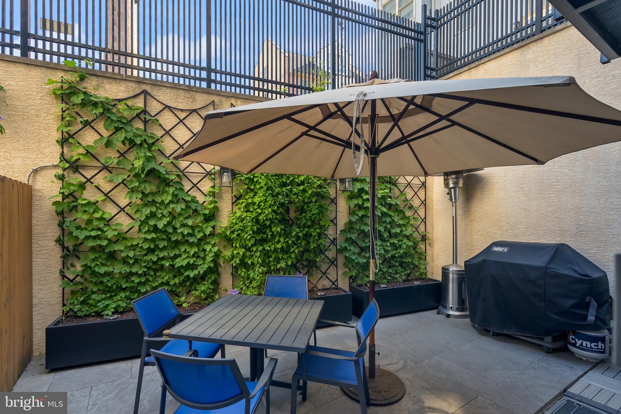 QUEEN VILLAGE - Residential
