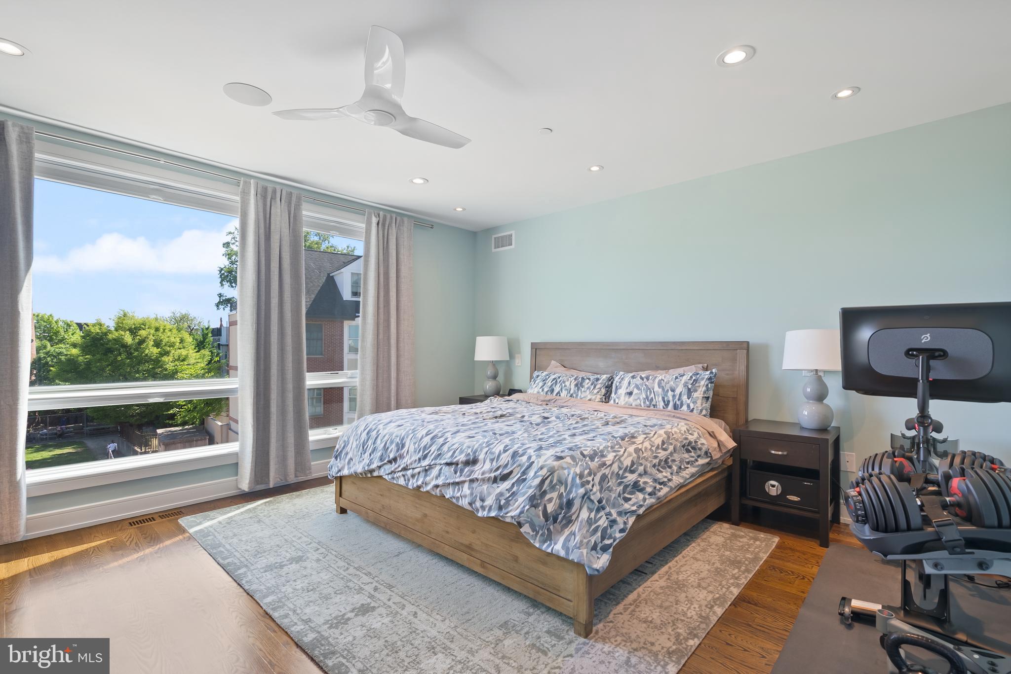 QUEEN VILLAGE - Residential