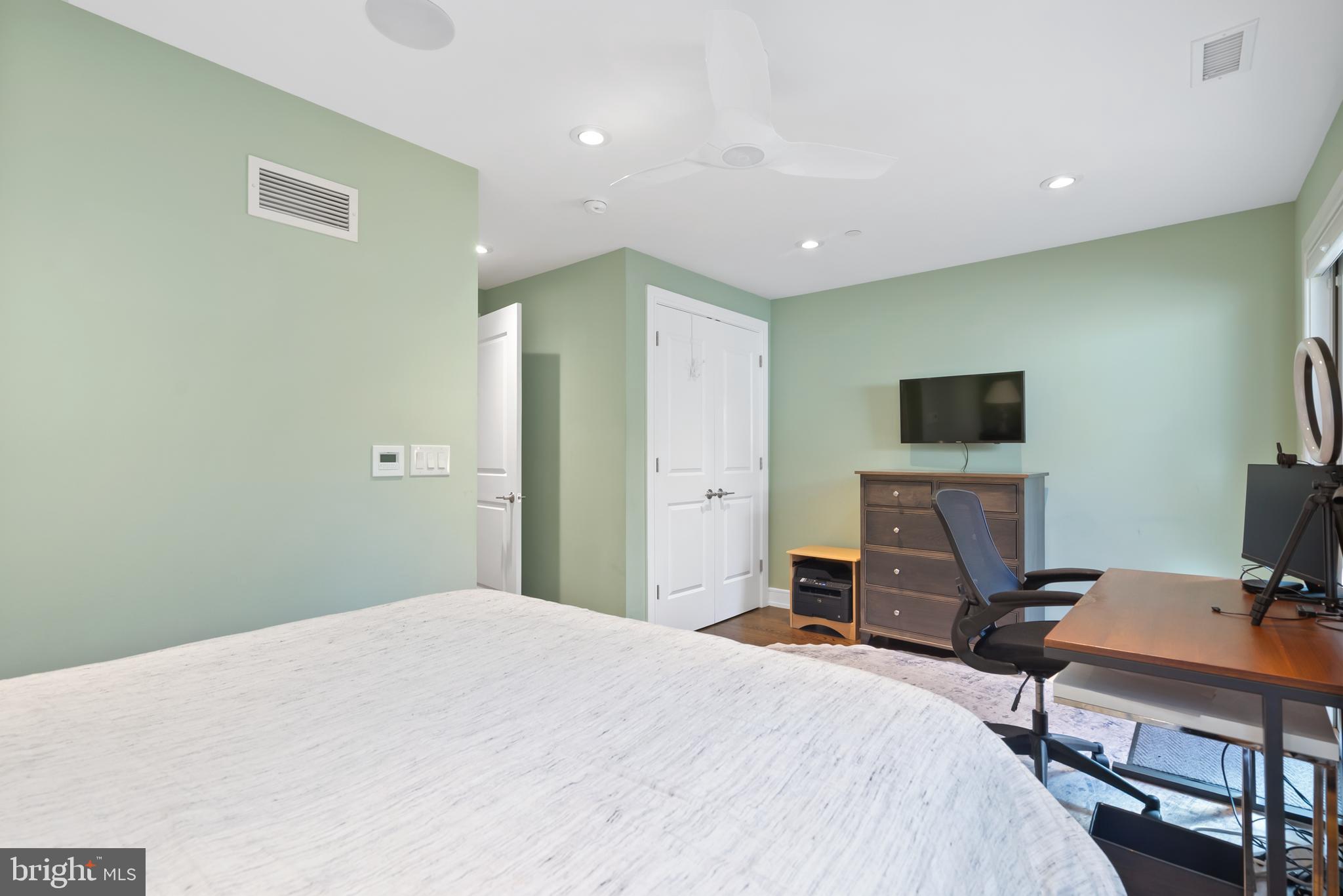 QUEEN VILLAGE - Residential