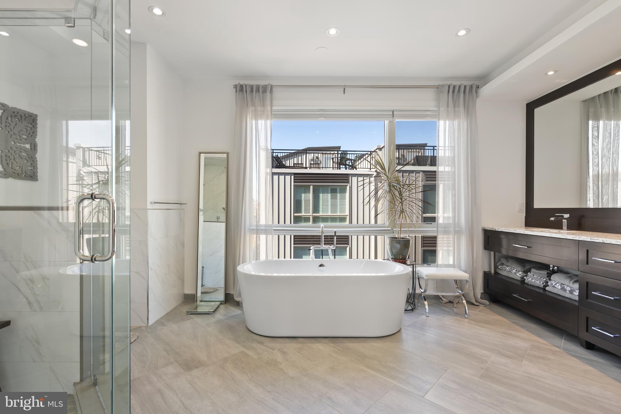 QUEEN VILLAGE - Residential