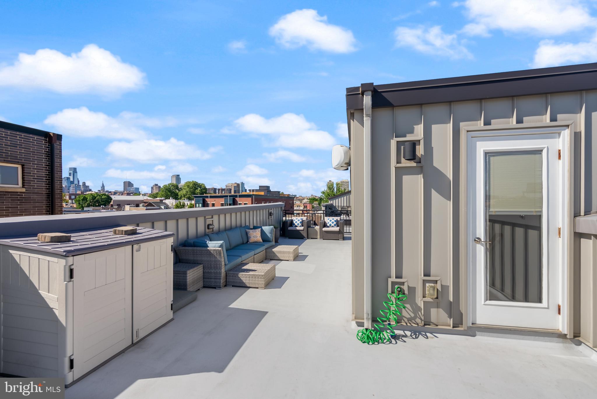 QUEEN VILLAGE - Residential