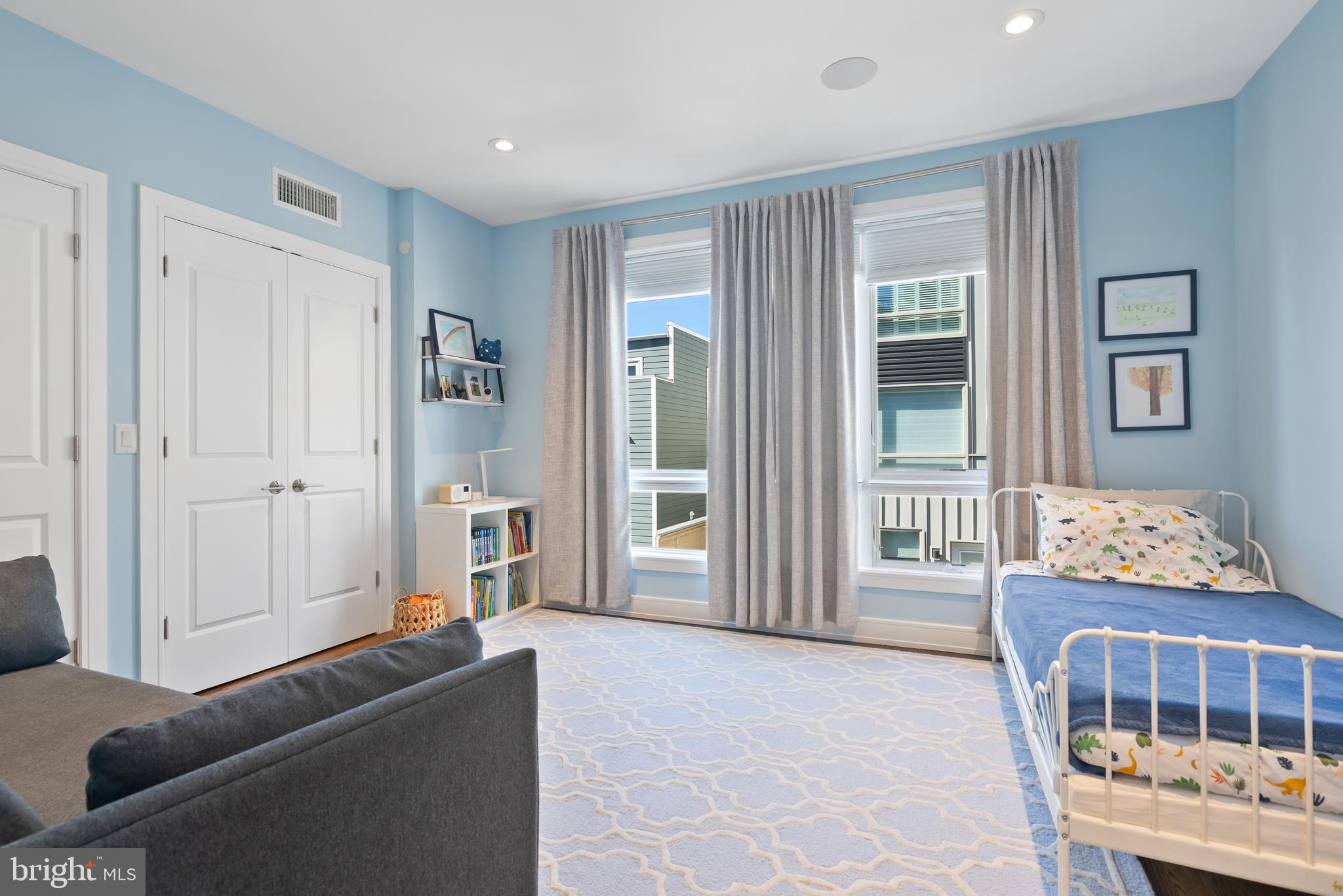 QUEEN VILLAGE - Residential